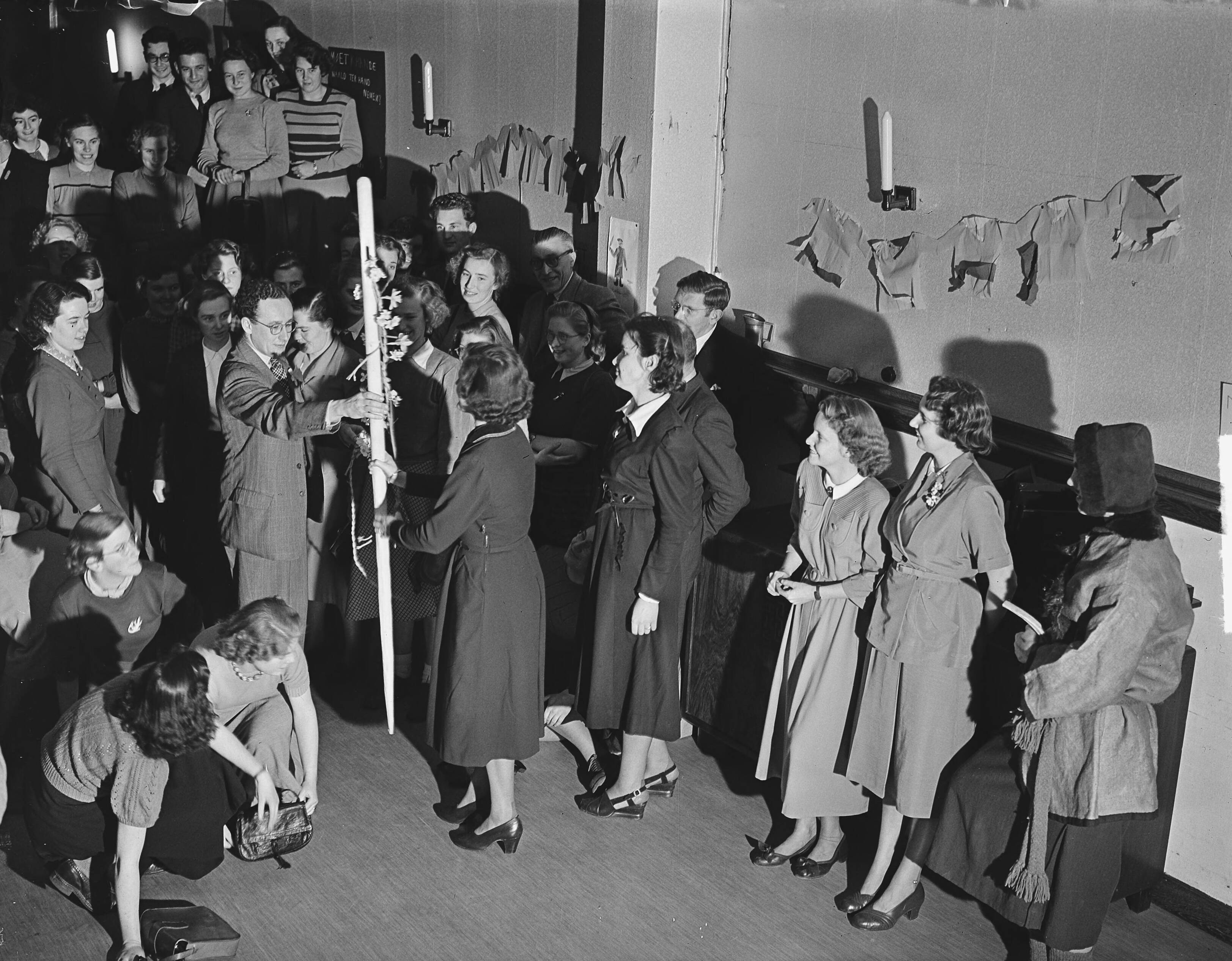 Utrechts Studenten Corps. Opening atelier bij KVSV — Foto: Bilsen, Joop van / Anefo. — Licentie: Set B: Rechtenvrij / Publiek Domein. Bron: Nationaal Archief. http://hdl.handle.net/10648/a8e6663e-d0b4-102d-bcf8-003048976d84