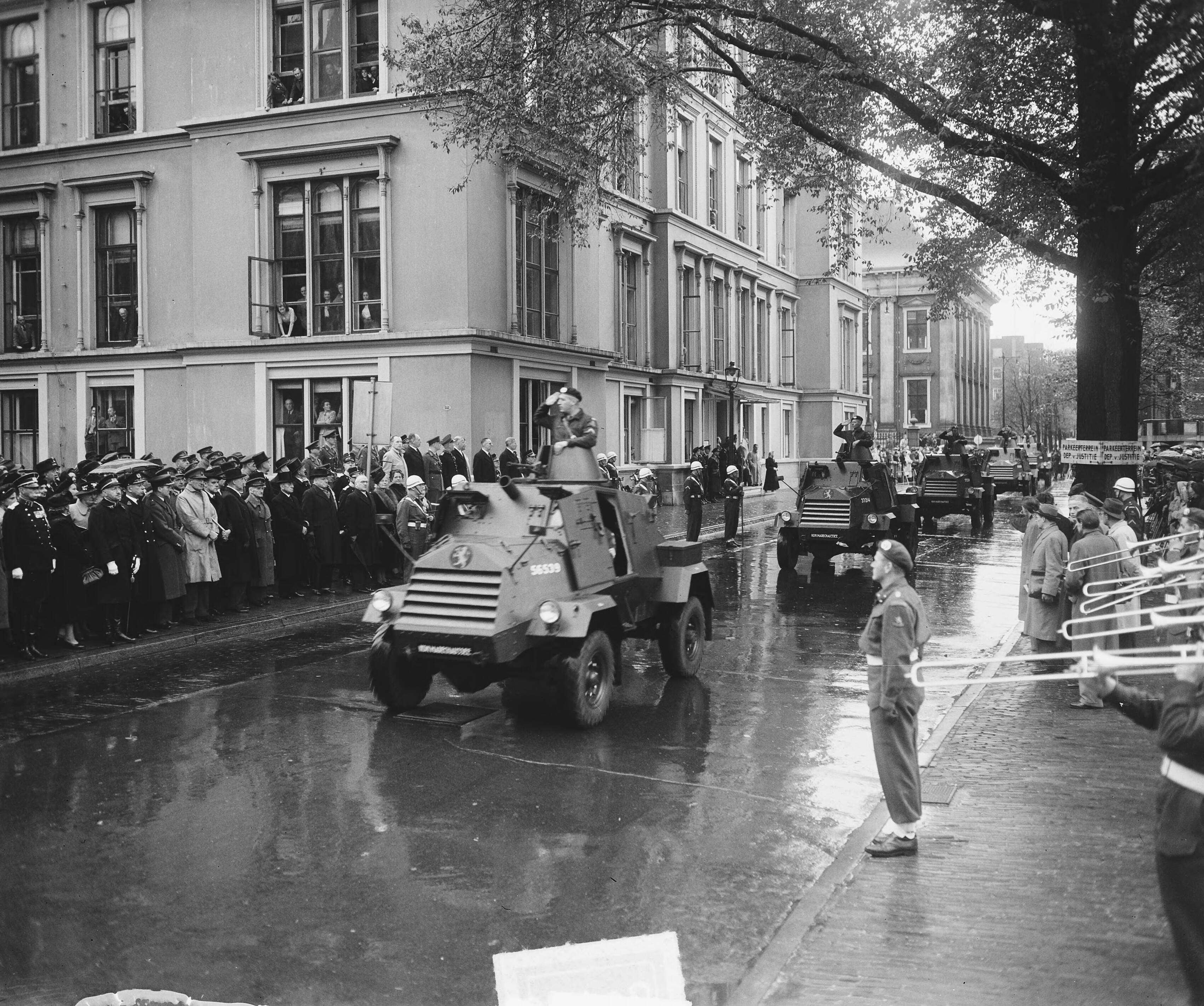 Fotocollectie Anefo — Koninklijke Marechaussee defilé in Den Haag t.g.v. 135 jaar bestaan. Sectie pantserwagens trekt voorbij in hun GM Otter pantserwagens — Foto: Winterbergen, Rolf / Anefo. Licentie: Set B: Rechtenvrij / Publiek Domein. Bron: Nationaal Archief. http://hdl.handle.net/10648/a8d04c5a-d0b4-102d-bcf8-003048976d84