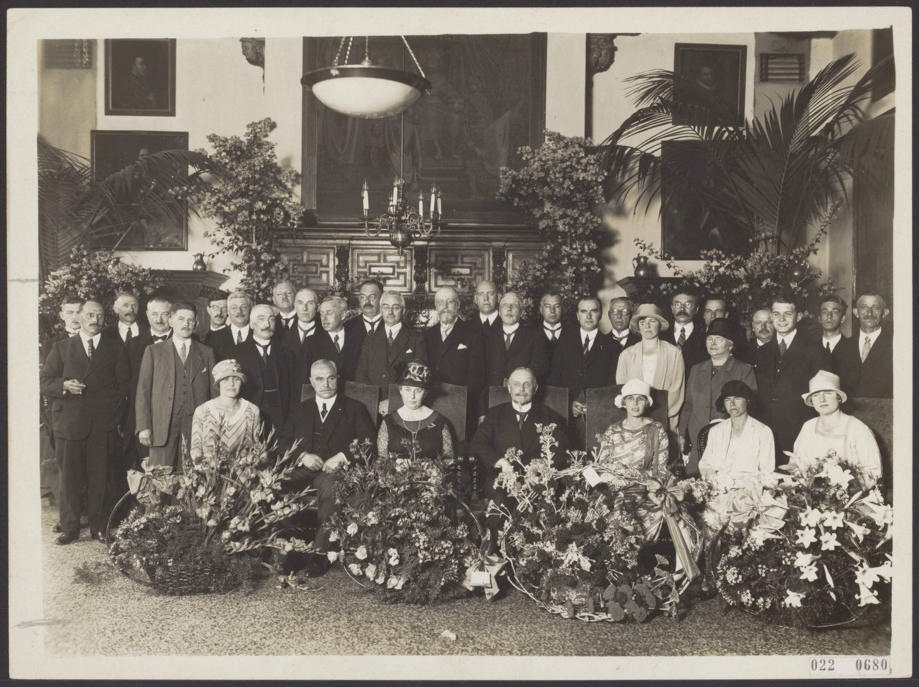 Fotocollectie Elsevier Binnenland — mr. J.N.J.E. Heerkens-thyssen werd gehuldigd in verband met het feit dat hij 25 jaar geleden zitting nam als wethouder in het college van Burgemeesters en Wethouders van Haarlem — Foto: N.V. Vereenigde Fotobureaux. Licentie: Set B: Rechtenvrij / Publiek Domein. Bron: Nationaal Archief. http://hdl.handle.net/10648/add2d51a-d0b4-102d-bcf8-003048976d84