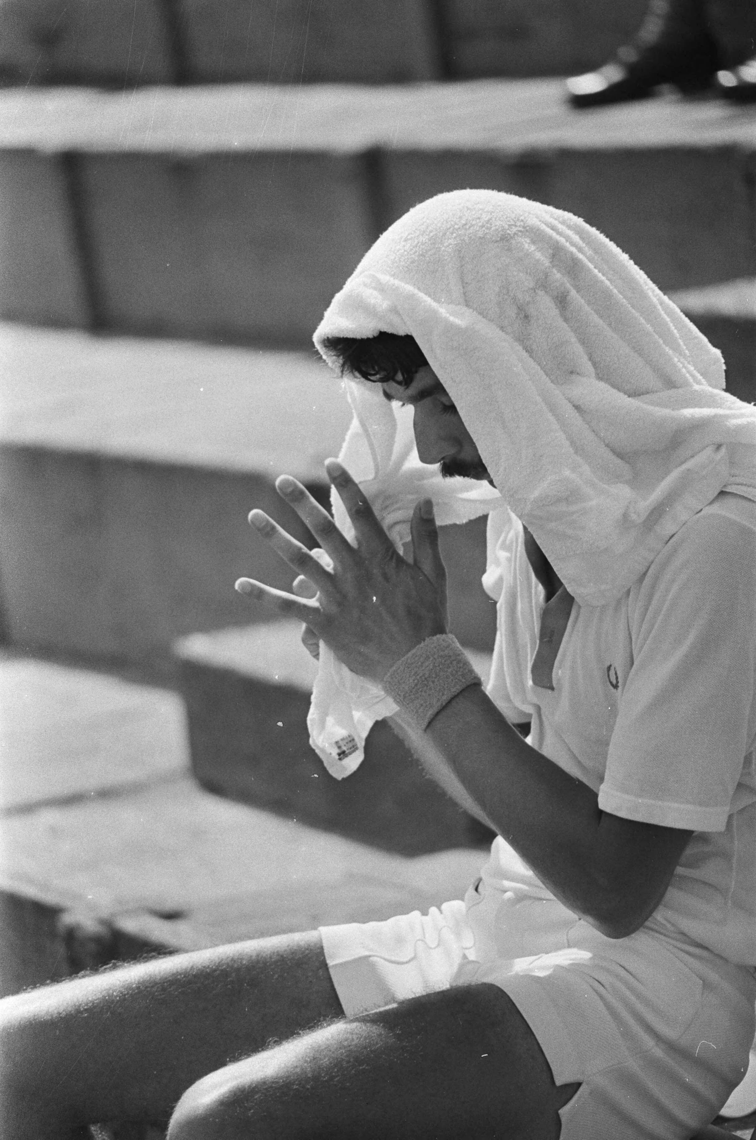 Fotocollectie Anefo — Nationale tenniskampioenschappen te Scheveningen; Rolf Thung rust, met handdoek om hoofd — Foto: Mieremet, Rob / Anefo. Licentie: Set B: Rechtenvrij / Publiek Domein. Bron: Nationaal Archief. http://hdl.handle.net/10648/ac52cbbe-d0b4-102d-bcf8-003048976d84