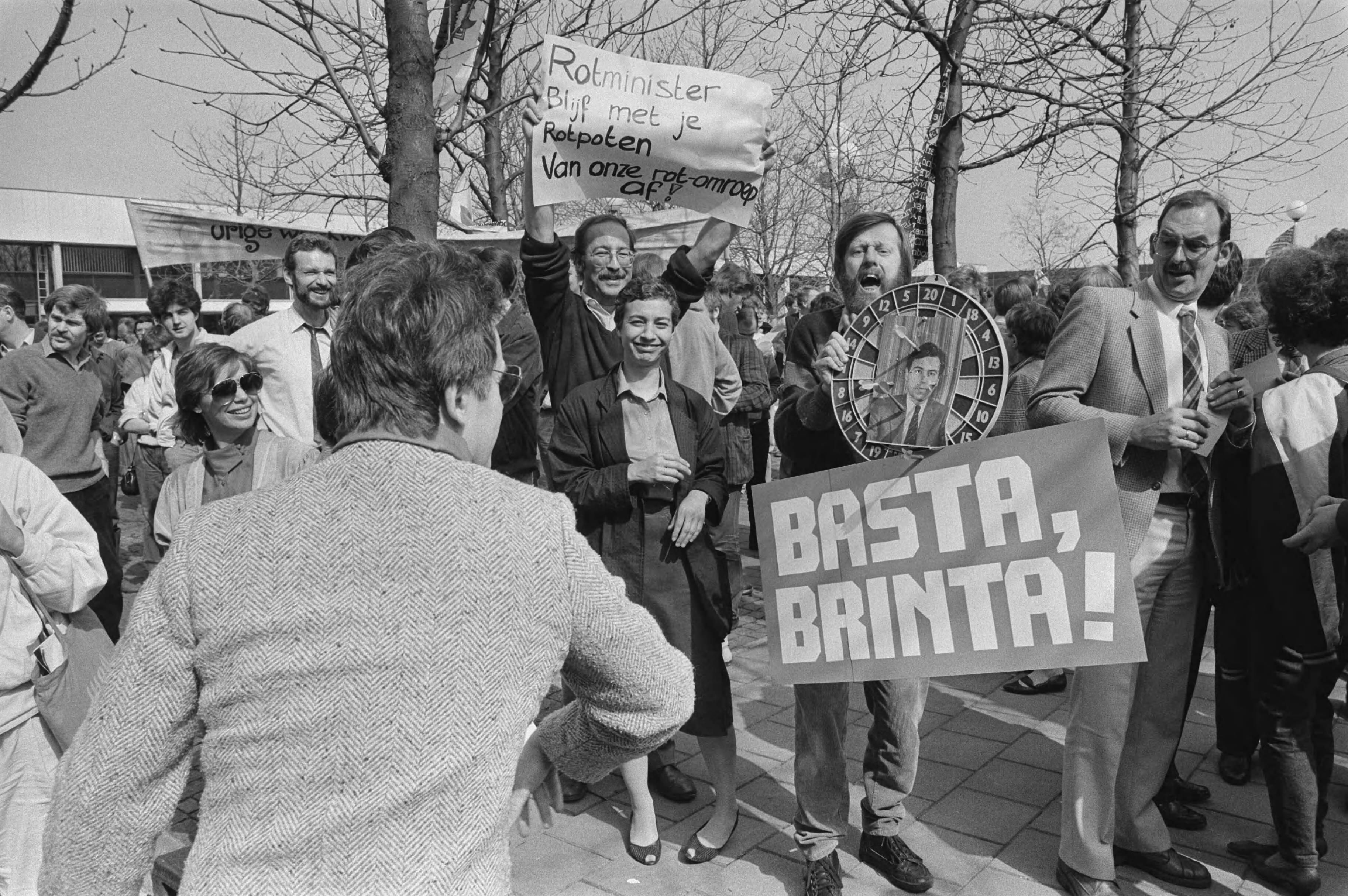 Fotocollectie Anefo — Protestbijeenkomst omroeppersoneel in Hilversum ivm afwijzing CAO door minister Brinkman ; dartspel met foto van Brinkman — Foto: Croes, Rob C. / Anefo. Licentie: Set B: Rechtenvrij / Publiek Domein. Bron: Nationaal Archief. http://hdl.handle.net/10648/ad45032a-d0b4-102d-bcf8-003048976d84