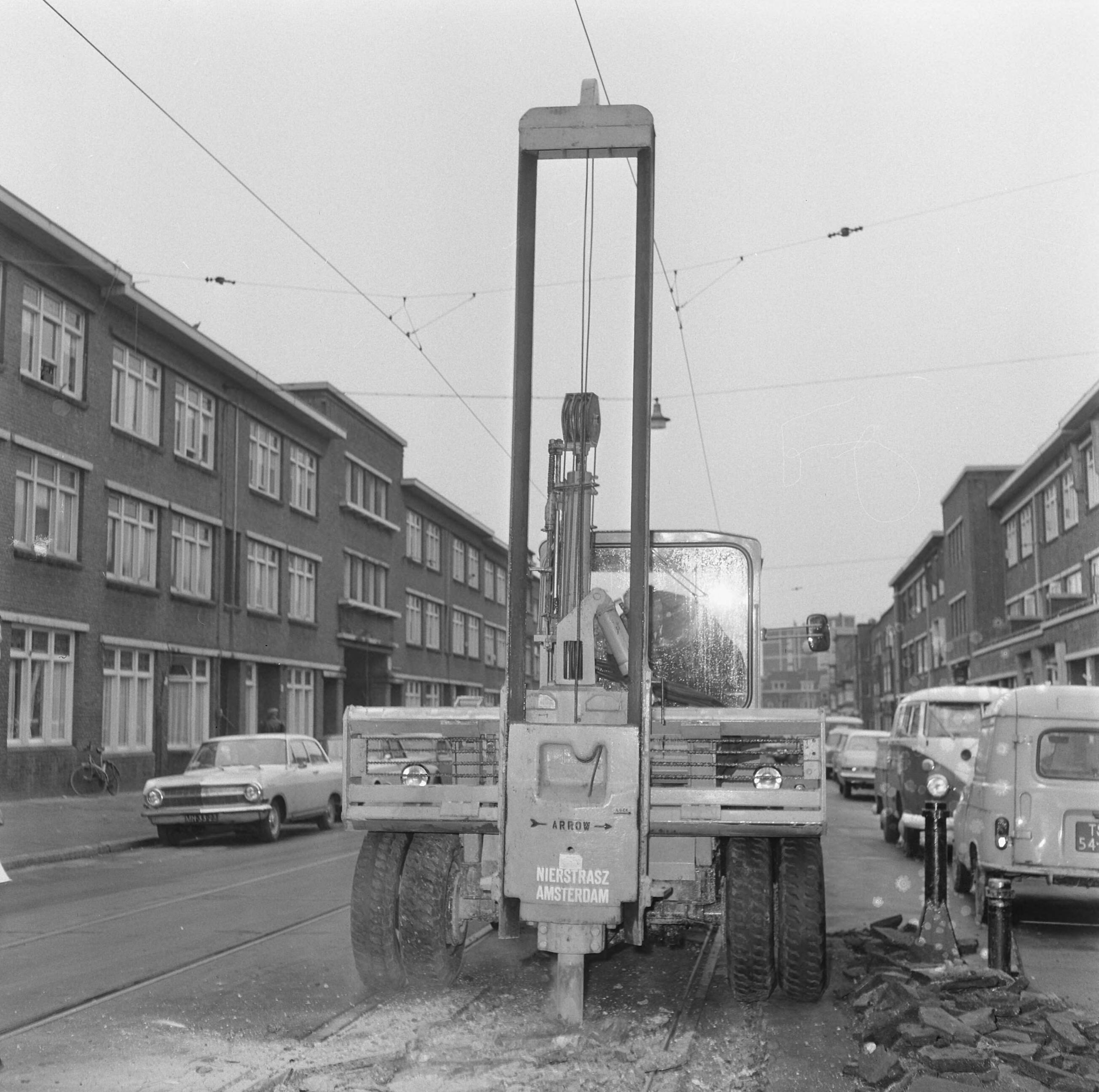 Fotocollectie Anefo — Opdracht Nierstratz, betonsplijtmachine in Den Haag — Foto: Voets, Jan / Anefo. Licentie: Set B: Rechtenvrij / Publiek Domein. Bron: Nationaal Archief. http://hdl.handle.net/10648/aae070ce-d0b4-102d-bcf8-003048976d84