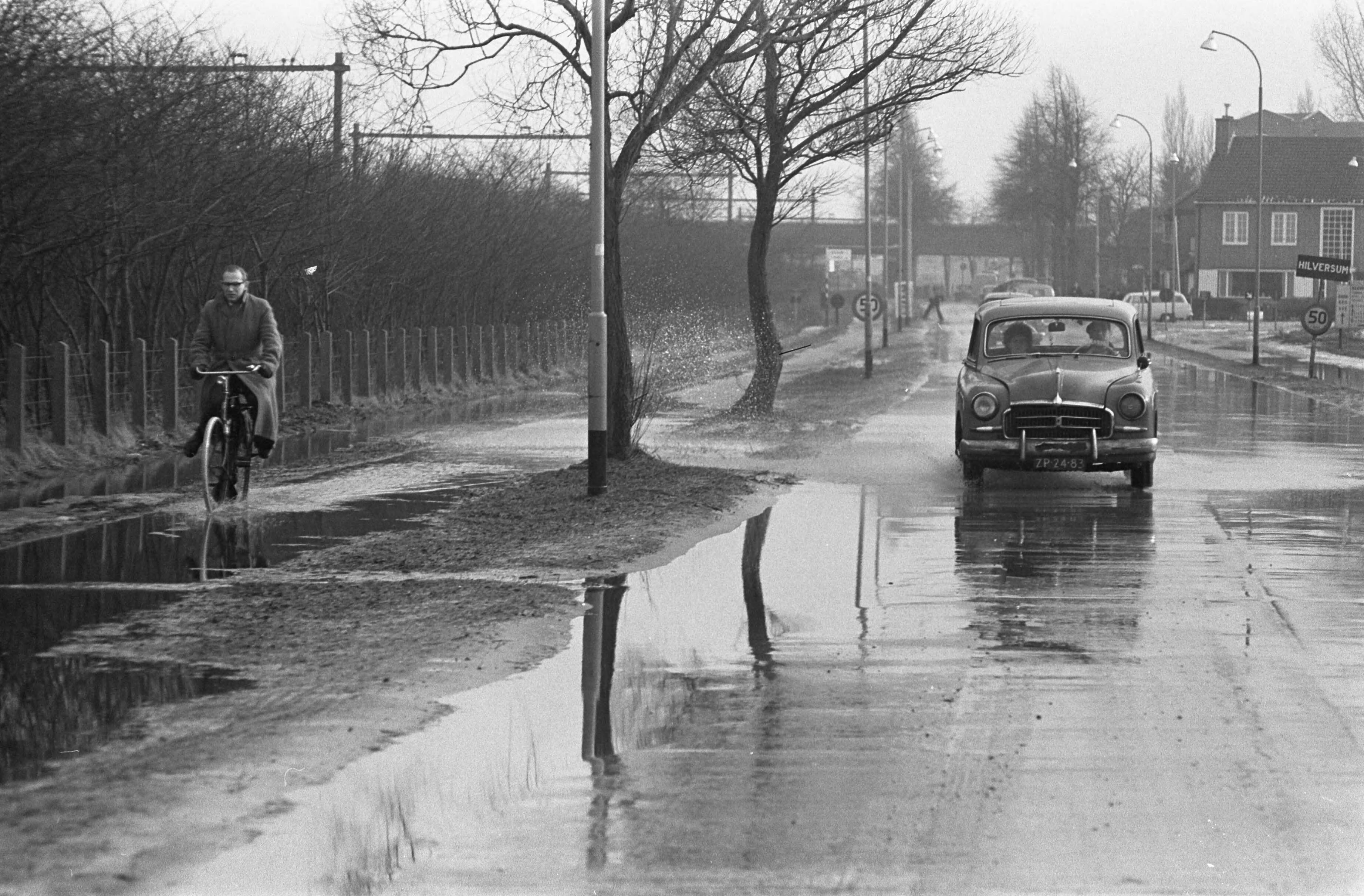 Fotocollectie Anefo — Overlast door dooi op de Naarderweg in Hilversum bij de nieuwe TV-studio — Foto: Koch, Eric / Anefo. Licentie: Set B: Rechtenvrij / Publiek Domein. Bron: Nationaal Archief. http://hdl.handle.net/10648/aa2cbbc4-d0b4-102d-bcf8-003048976d84
