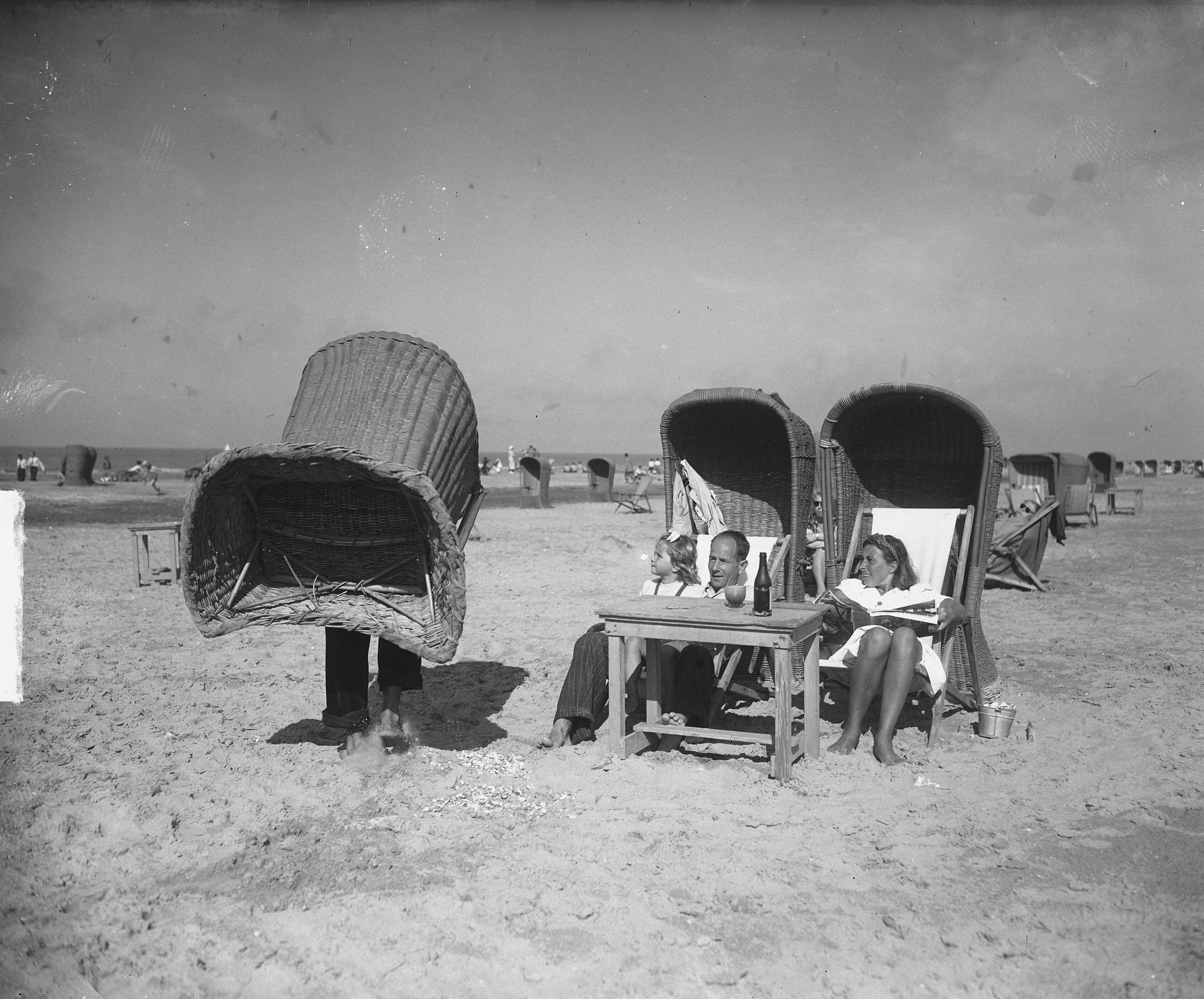 Fotocollectie Anefo — Scheveningen strandstoelen terug naar strand — Foto: Merk, Ben / Anefo. Licentie: Set B: Rechtenvrij / Publiek Domein. Bron: Nationaal Archief. http://hdl.handle.net/10648/a8cec844-d0b4-102d-bcf8-003048976d84