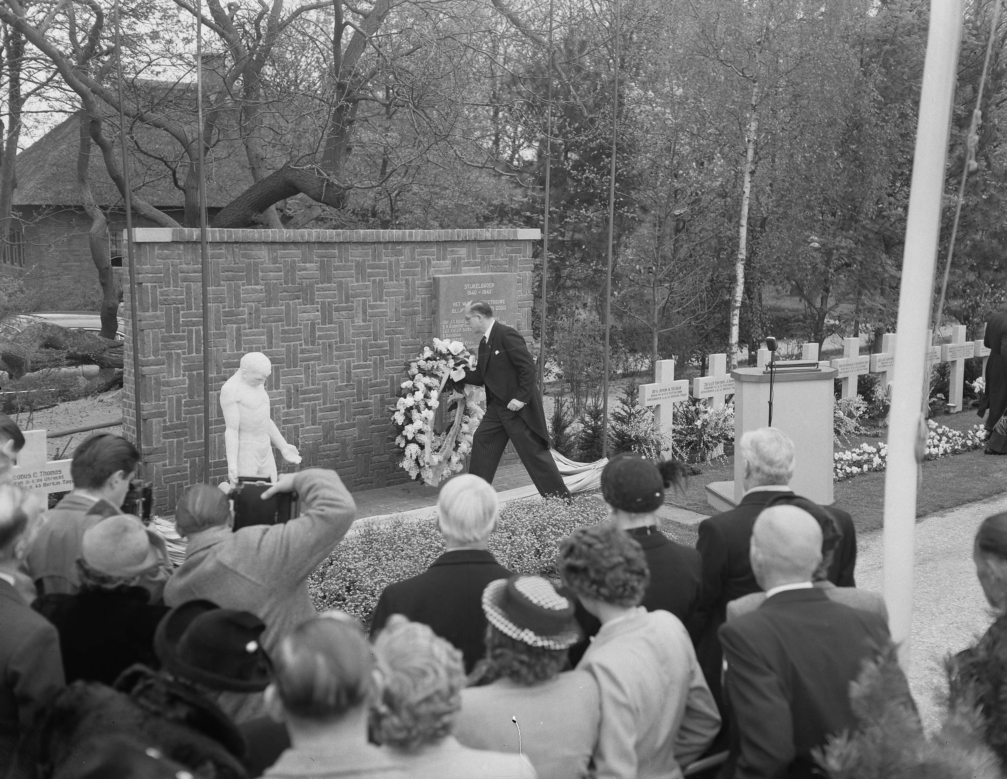 Fotocollectie Anefo — Dodenherdenking. Op de begraafplaats Westduin in Den Haag wordt een eregraf c.q. monument voor de Stijkelgroep onthuld — Foto: Duinen, G.W. van / Anefo. Licentie: Set B: Rechtenvrij / Publiek Domein. Bron: Nationaal Archief. http://hdl.handle.net/10648/a90b78f2-d0b4-102d-bcf8-003048976d84
