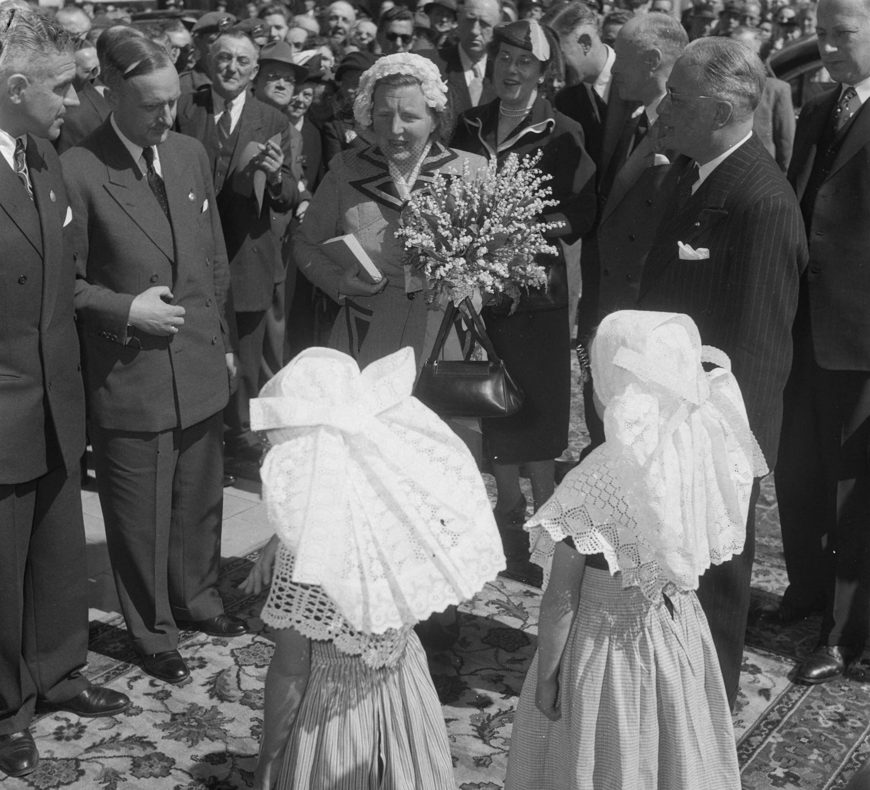 Landbouwtentoonstelling Utrecht (1952) — Koningin Juliana bezoekt de landbouwtentoonstelling in Utrecht en spreekt met twee meisjes in klederdracht — Foto: Noske, J.D. / Anefo. Licentie: Set B: Rechtenvrij / Publiek Domein. Bron: Nationaal Archief. http://hdl.handle.net/10648/a8f95fd2-d0b4-102d-bcf8-003048976d84