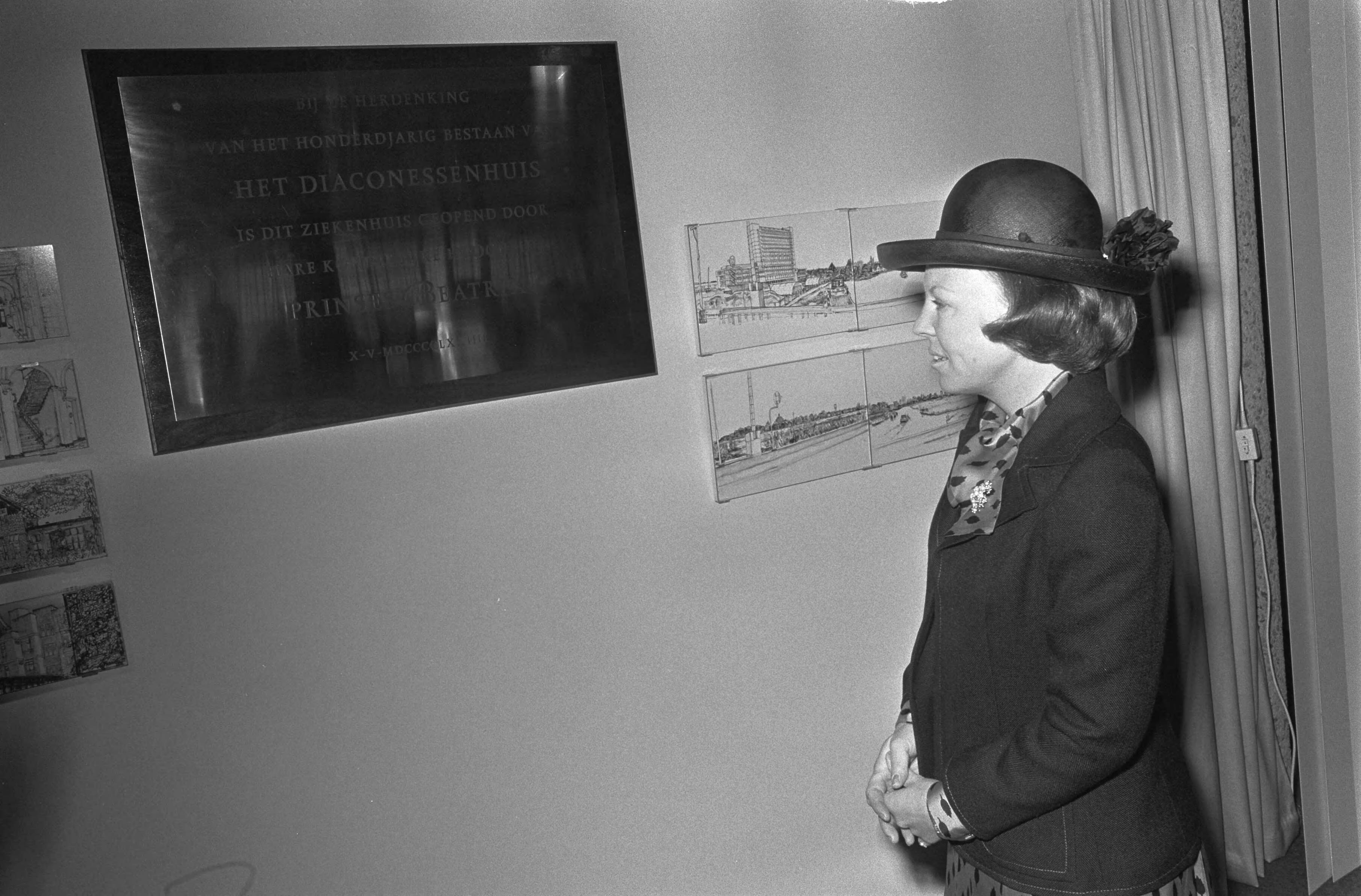 Beatrix opent nieuw Diaconessenziekenhuis in Heemstede — Beatrix tijdens rondgang — Foto: Fotograaf Onbekend / Anefo. Licentie: Set B: Rechtenvrij / Publiek Domein. Bron: Nationaal Archief. http://hdl.handle.net/10648/ac4ab7f8-d0b4-102d-bcf8-003048976d84