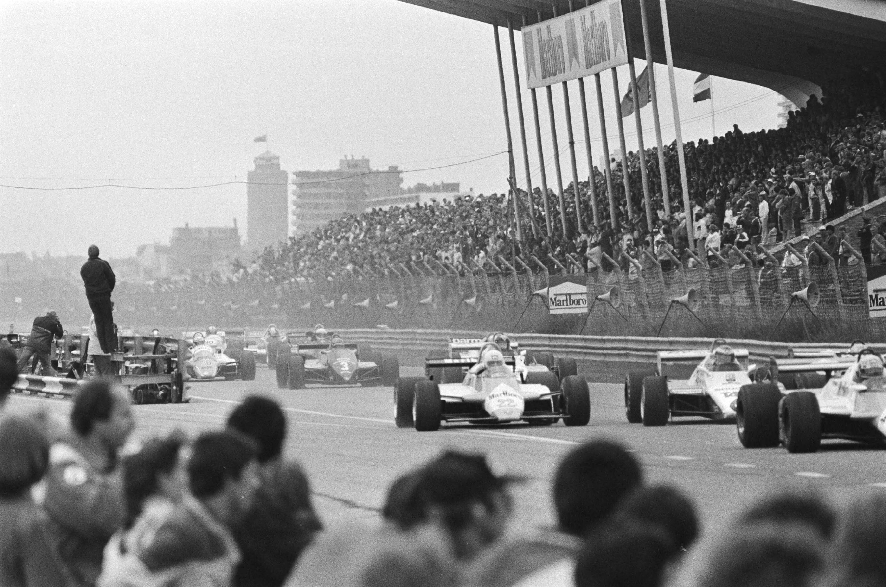 Fotocollectie Anefo — Grand Prix van Nederland te Zandvoort; overzicht bij start — Foto: Dijk, Hans van / Anefo. Licentie: Set B: Rechtenvrij / Publiek Domein. Bron: Nationaal Archief. http://hdl.handle.net/10648/ad1aa58a-d0b4-102d-bcf8-003048976d84