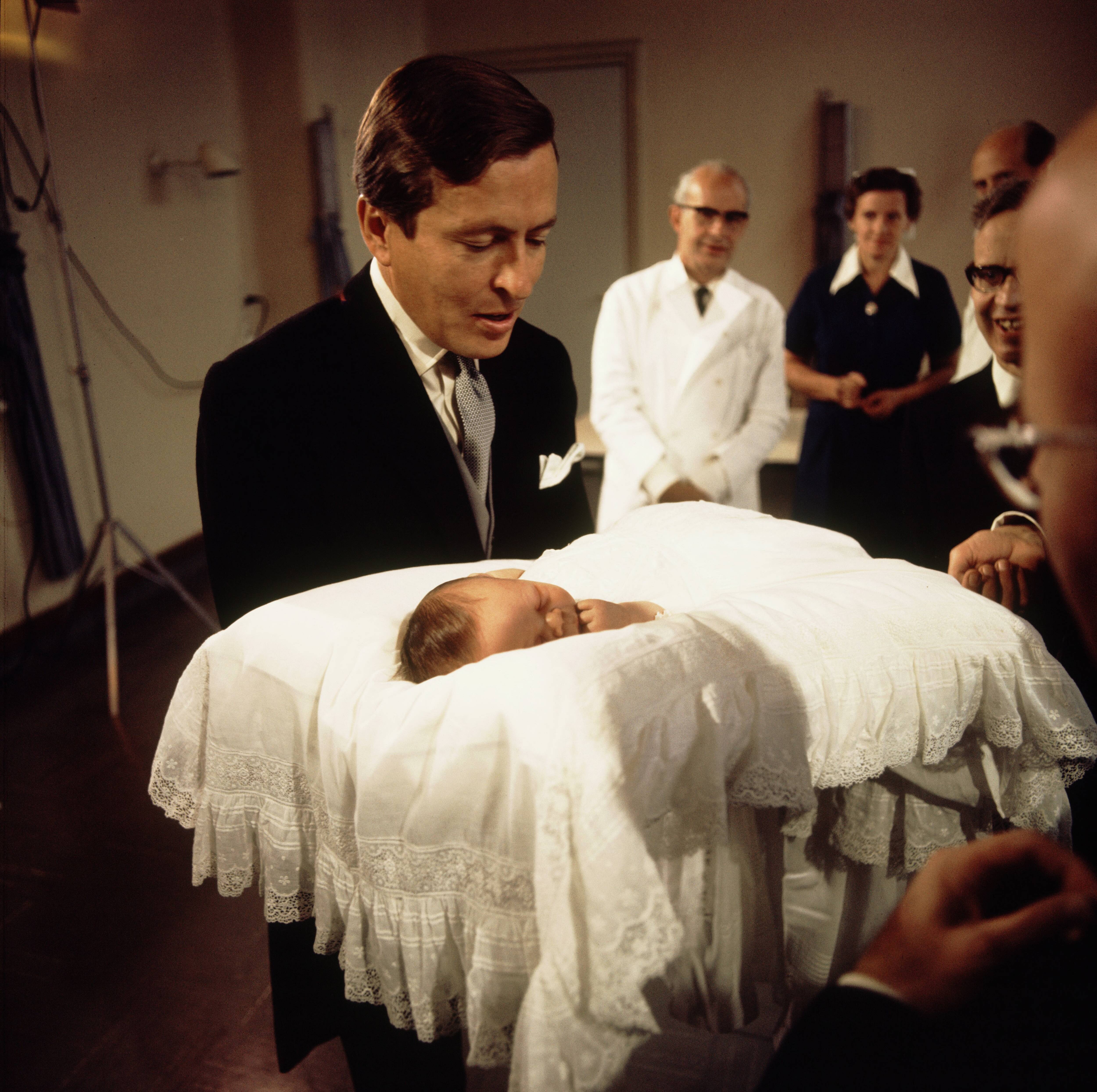 Fotocollectie RVD / Koninklijk Huis — Prins Johan Friso en Prins Claus in bijzijn van dokter en verpleegster op 28 september 1968 in het Academisch Ziekenhuis Utrecht — Foto: Nationaal Foto Persbureau / RVD. Licentie: Set B: Rechtenvrij / Publiek Domein. Bron: Nationaal Archief. http://hdl.handle.net/10648/afaec948-d0b4-102d-bcf8-003048976d84