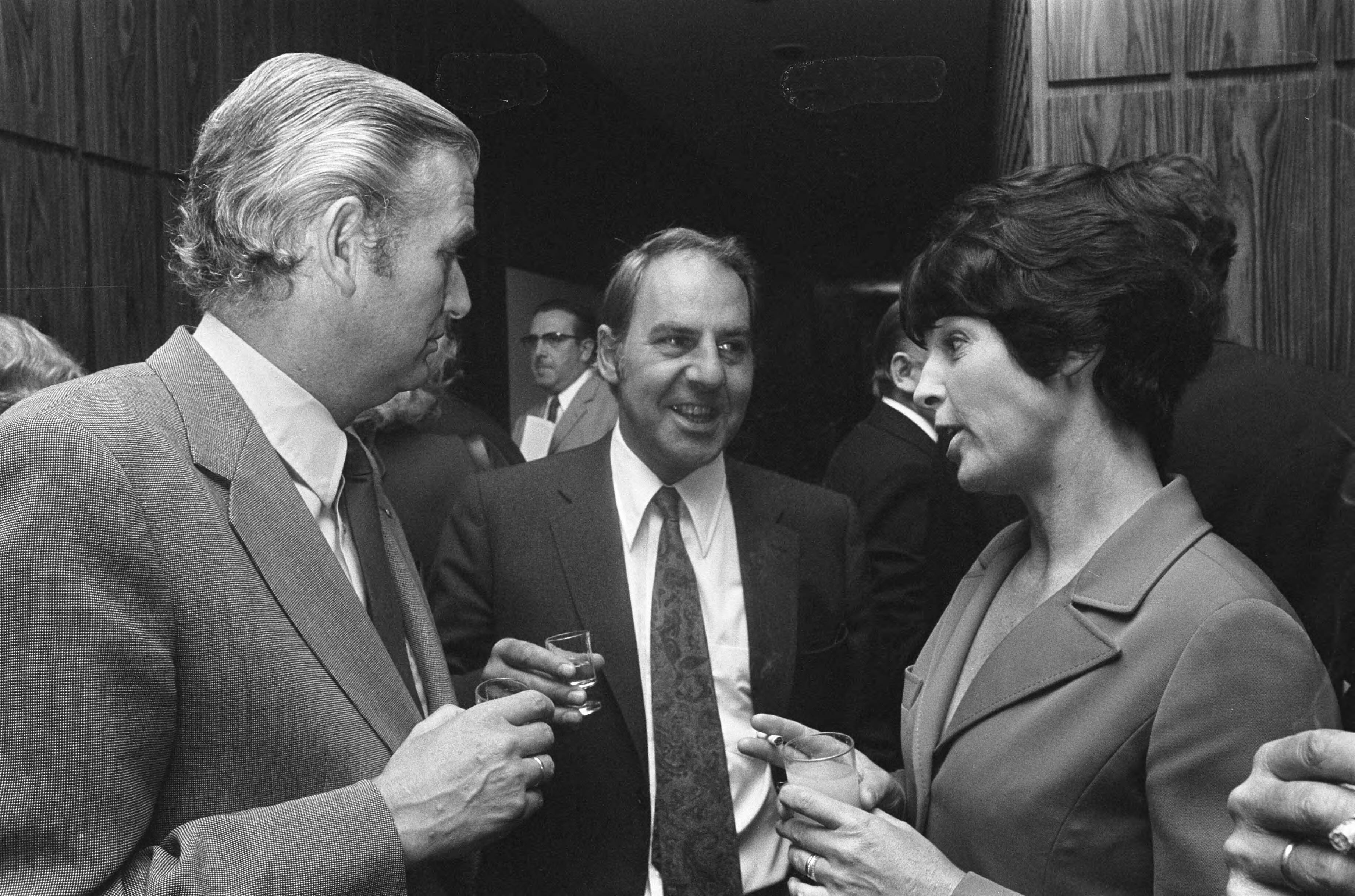 Fotocollectie Anefo — Persconferentie van AVRO in congrescentrum Utrecht; v.l.n Siebe van der Ree , Willem Duys en Mies Bouwman — Foto: Peters, Hans / Anefo. Licentie: Set B: Rechtenvrij / Publiek Domein. Bron: Nationaal Archief. http://hdl.handle.net/10648/ac547662-d0b4-102d-bcf8-003048976d84