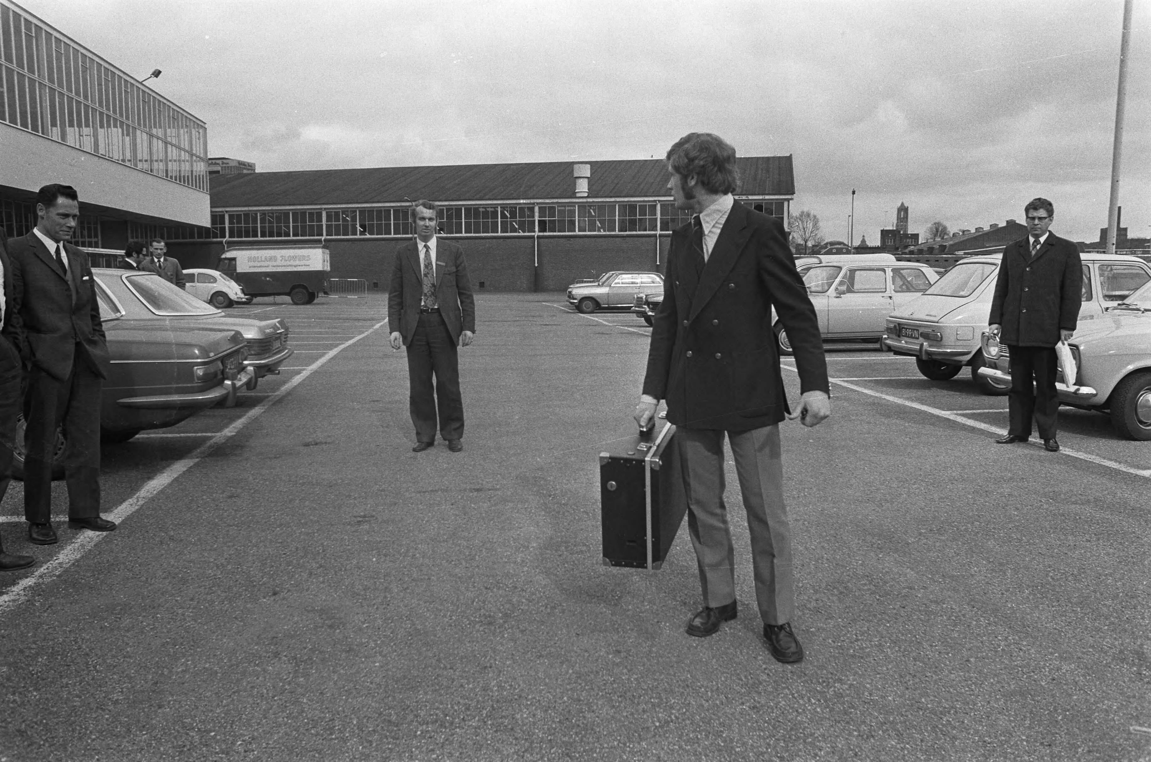 Fotocollectie Anefo — Veiligheidsbeurs in Utrecht, koffer met bengaals vuur wordt afgepakt — Foto: Peters, Hans / Anefo. Licentie: Set B: Rechtenvrij / Publiek Domein. Bron: Nationaal Archief. http://hdl.handle.net/10648/ac278dc8-d0b4-102d-bcf8-003048976d84