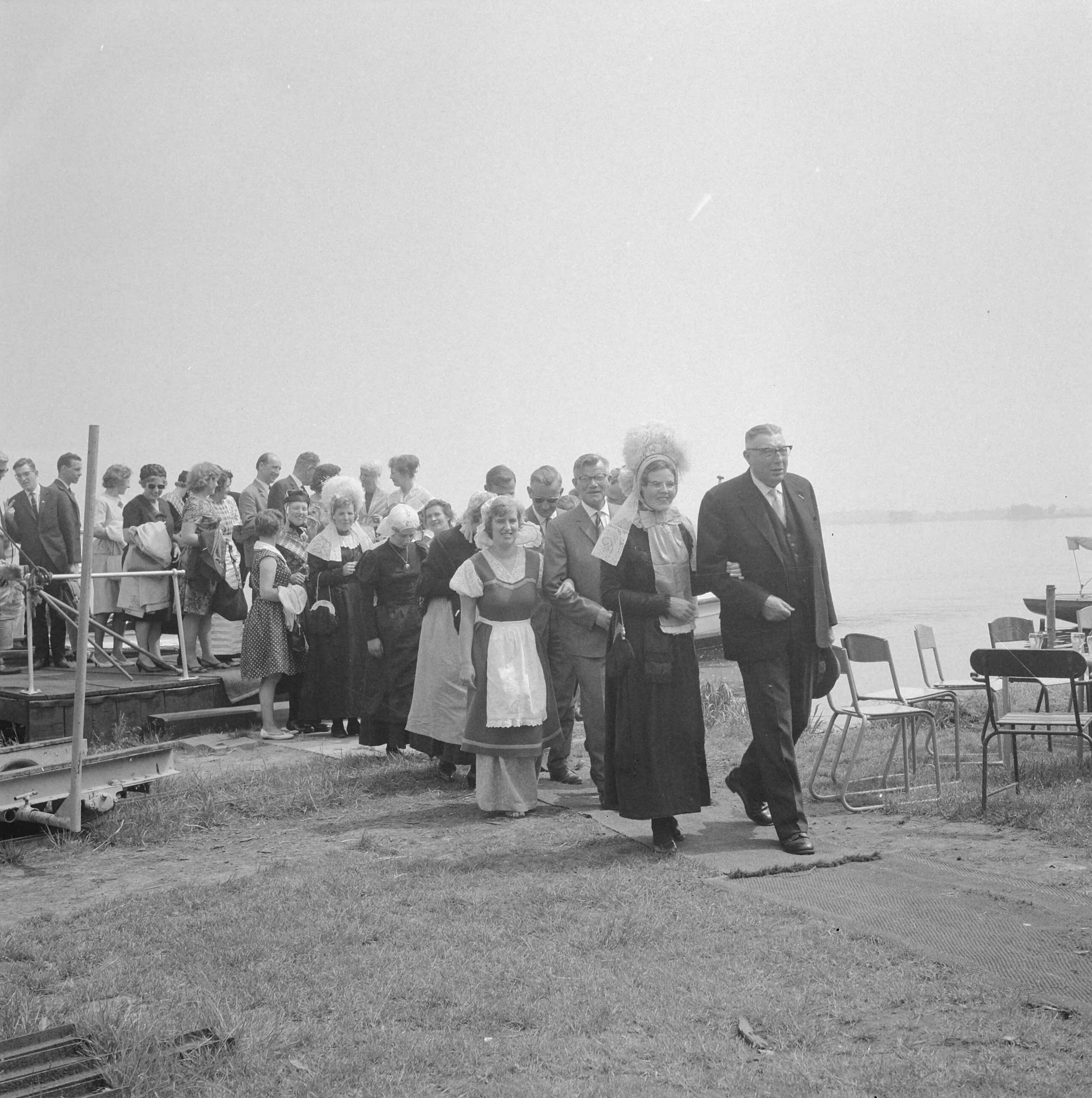 Fotocollectie Anefo — Bondsdag Nederlandse Christelijke Plattelands Jongeren Bond in Nieuwkoop, onder de toehoorders v.l.n.r. kolonel Van der Grinten , ir. $ — Foto: Gelderen, Hugo van / Anefo. Licentie: Set B: Rechtenvrij / Publiek Domein. Bron: Nationaal Archief. http://hdl.handle.net/10648/aa6b0460-d0b4-102d-bcf8-003048976d84