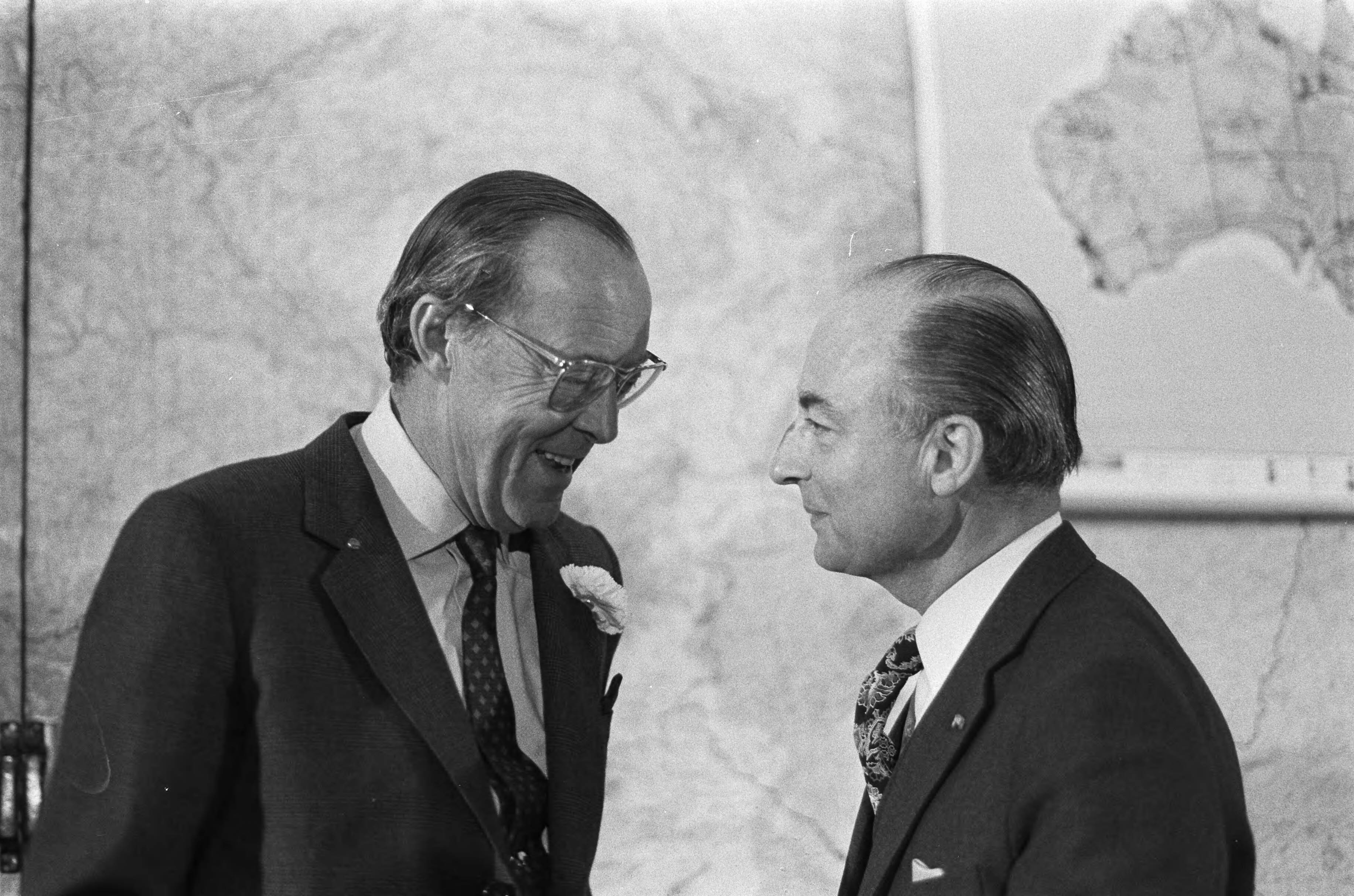 Fotocollectie Anefo — Prins Bernhard komt aan op Soesterberg na reis naar Australie en Indonesie, prins Bernhard en Minister Schmelzer — Foto: Peters, Hans / Anefo. Licentie: Set B: Rechtenvrij / Publiek Domein. Bron: Nationaal Archief. http://hdl.handle.net/10648/ac25fac6-d0b4-102d-bcf8-003048976d84
