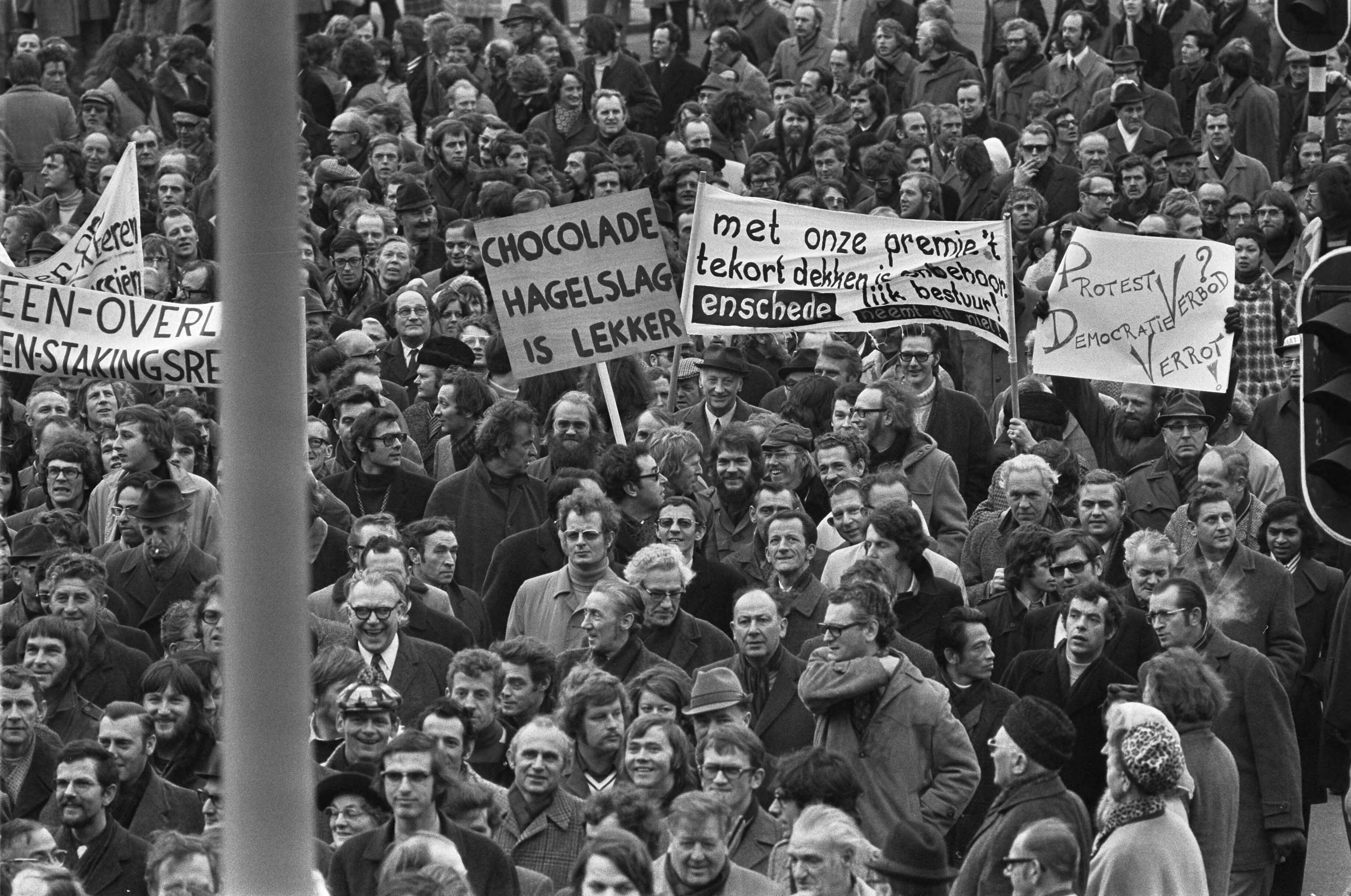 Fotocollectie Anefo — Ambtenaren (meer dan 40.000) demonstreren in Den Haag , demonstranten onderweg naar Binnenhof — Foto: Peters, Hans / Anefo. Licentie: Set B: Rechtenvrij / Publiek Domein. Bron: Nationaal Archief. http://hdl.handle.net/10648/ac245a86-d0b4-102d-bcf8-003048976d84