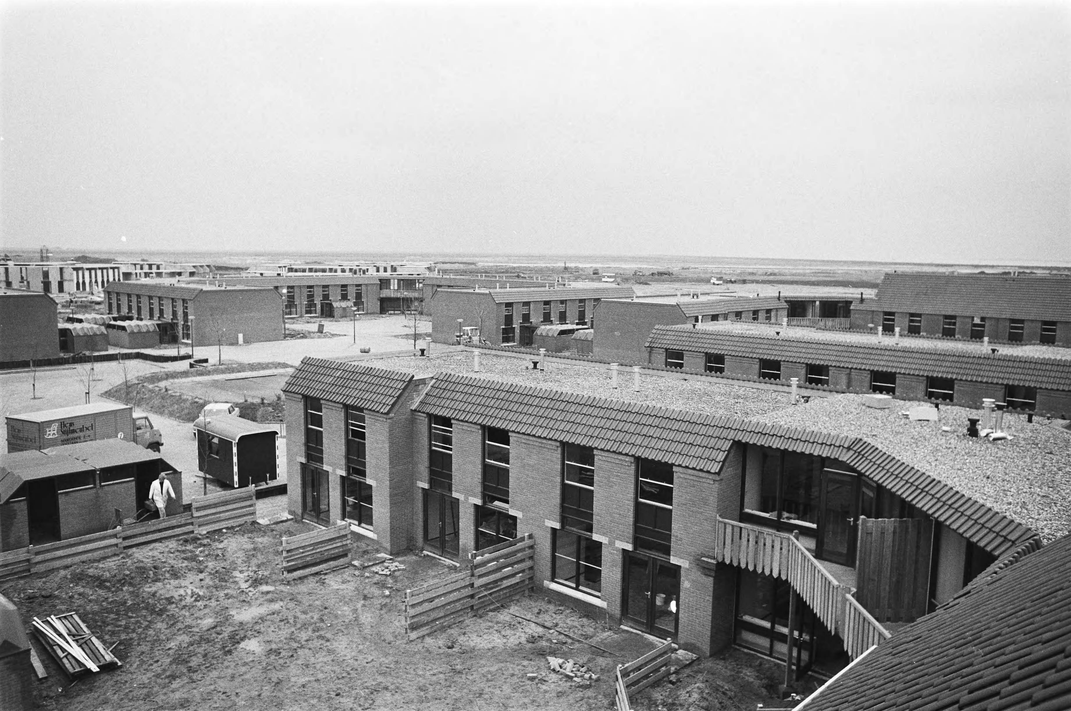 Fotocollectie Anefo — Almere, 30 november komen eerste bewoners; overzicht van de wijk waar de eerste bewoners zullen intrekken — Foto: Verhoeff, Bert / Anefo. Licentie: Set B: Rechtenvrij / Publiek Domein. Bron: Nationaal Archief. http://hdl.handle.net/10648/ac90c2a2-d0b4-102d-bcf8-003048976d84