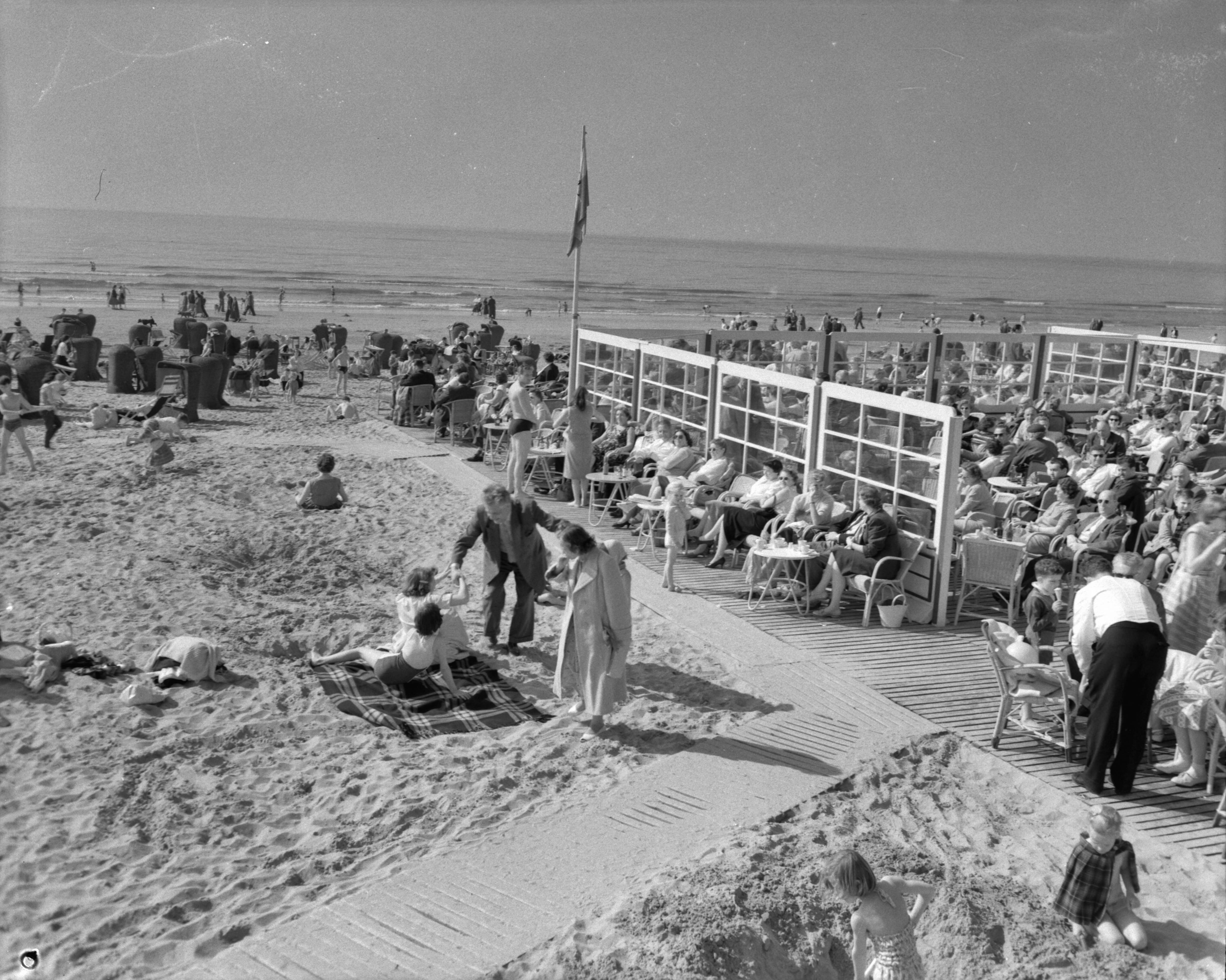 Fotocollectie Anefo — Drukte op Zandvoort — Foto: Behrens, Herbert F. / Anefo. Licentie: Set B: Rechtenvrij / Publiek Domein. Bron: Nationaal Archief. http://hdl.handle.net/10648/a97af4a2-d0b4-102d-bcf8-003048976d84