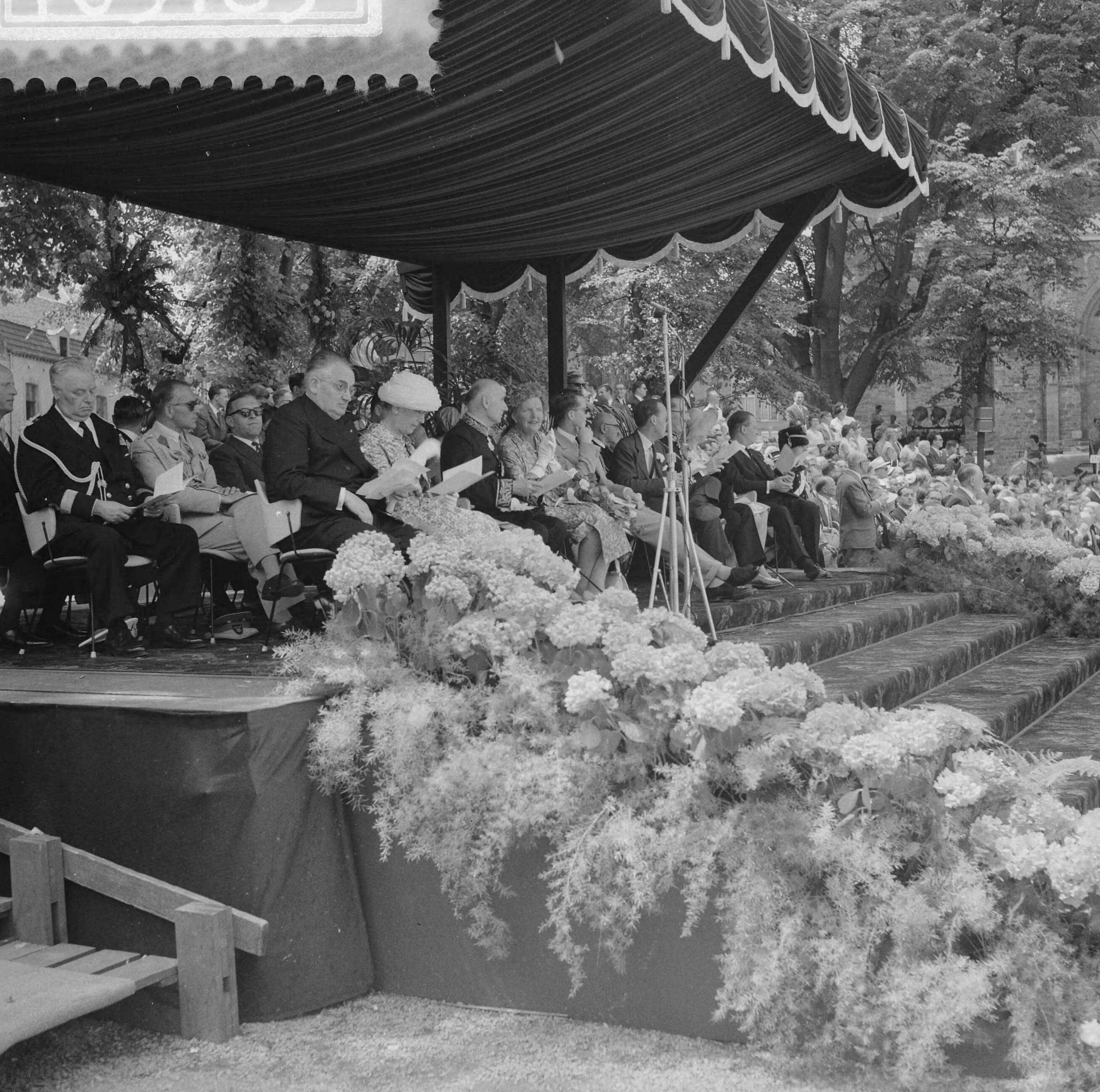 Staatsbezoek koning Boudewijn 1959 — Vierde dag van het bezoek van koning Boudewijn. Bezoek aan Maastricht en omgeving — Foto: Noske, J.D. / Anefo. Licentie: Set B: Rechtenvrij / Publiek Domein. Bron: Nationaal Archief. http://hdl.handle.net/10648/a998c2a2-d0b4-102d-bcf8-003048976d84