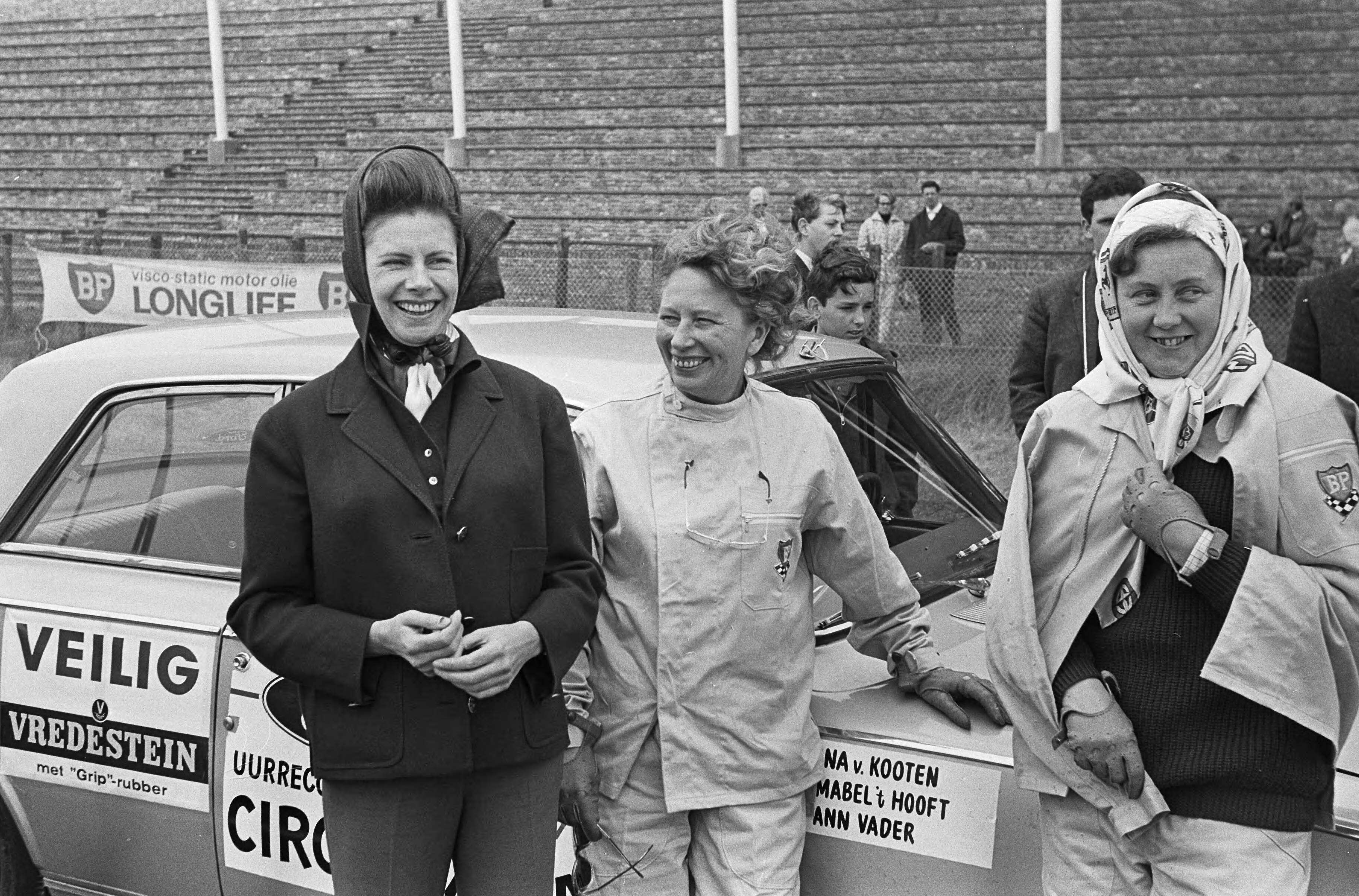 Fotocollectie Anefo — 24-uurs rit op circuit van Zandvoort, de dames voor de start, v.l.n.r. Ina van Kooten , Ann Vader en Mabel ´t Hooft — Foto: Evers, Joost / Anefo. Licentie: Set B: Rechtenvrij / Publiek Domein. Bron: Nationaal Archief. http://hdl.handle.net/10648/aab231e6-d0b4-102d-bcf8-003048976d84