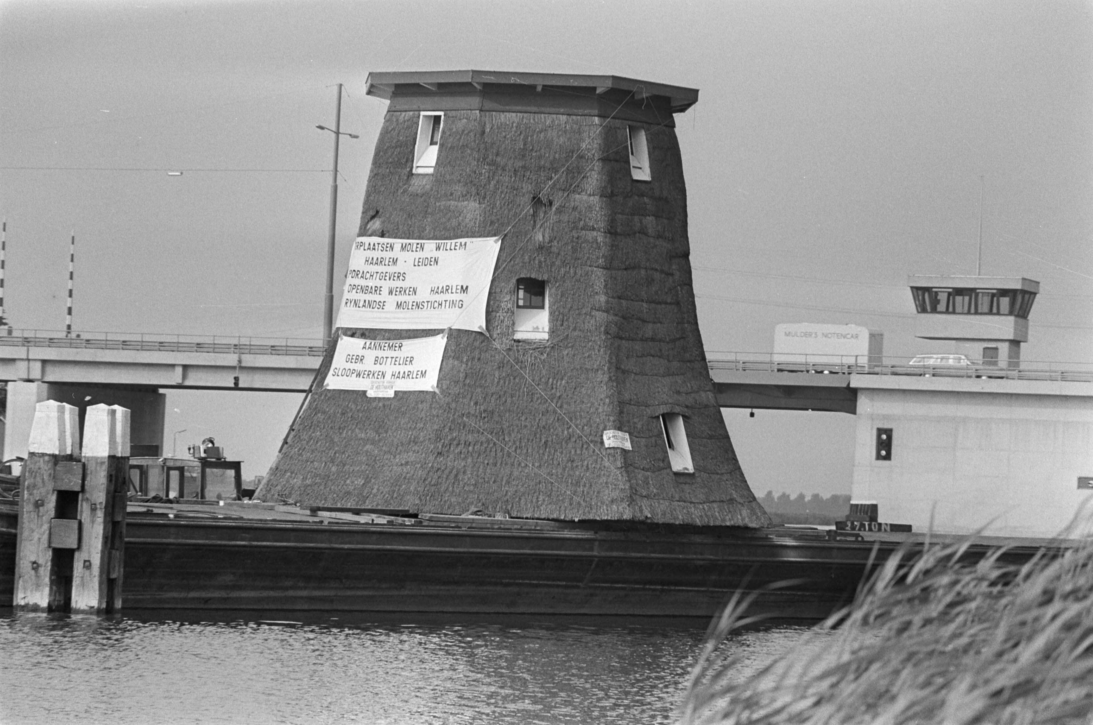 Fotocollectie Anefo — Waarder Molen per schip verhuisd naar Warmond — Foto: Punt, W. / Anefo. Licentie: Set B: Rechtenvrij / Publiek Domein. Bron: Nationaal Archief. http://hdl.handle.net/10648/ac51c35e-d0b4-102d-bcf8-003048976d84