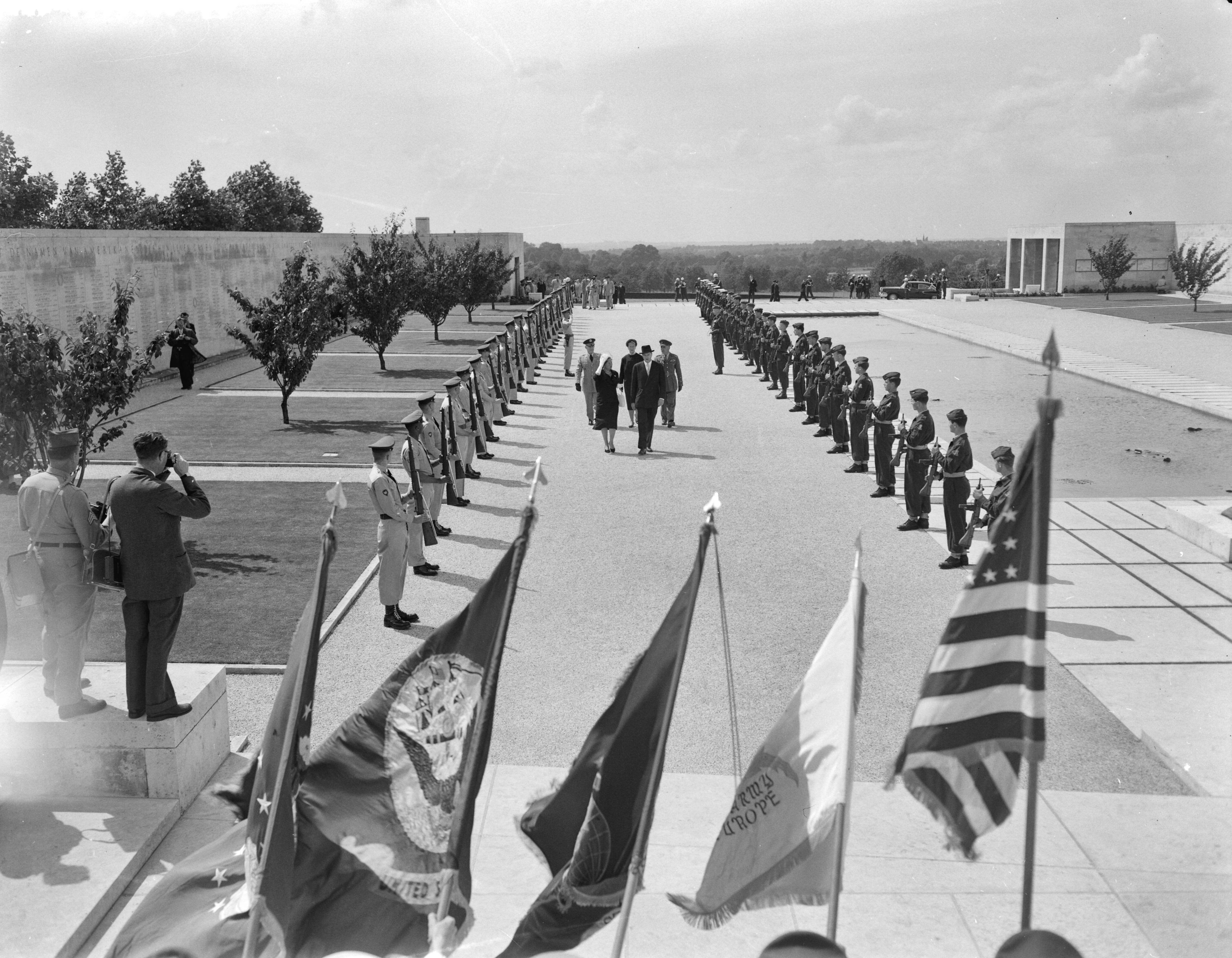Amerikaanse begraafplaats te Margraten officieel ingewijd — Foto: Bilsen, Joop van / Anefo. — Licentie: Set B: Rechtenvrij / Publiek Domein. Bron: Nationaal Archief. http://hdl.handle.net/10648/a9b3bed6-d0b4-102d-bcf8-003048976d84