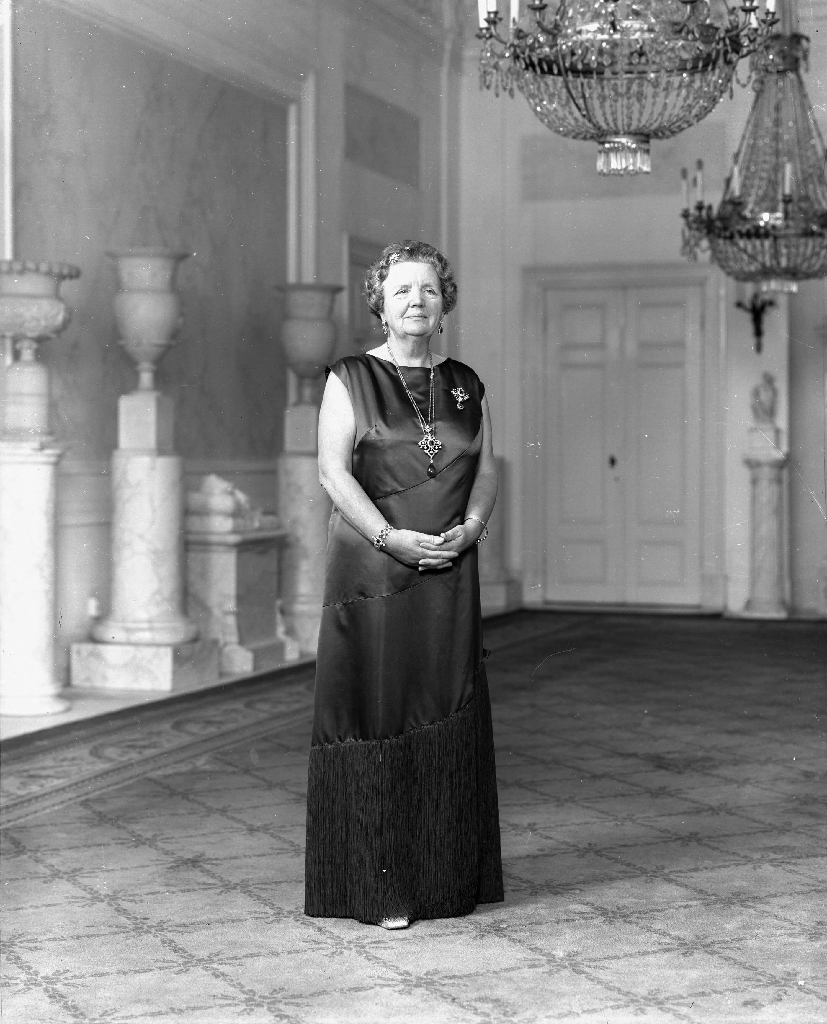 Fotocollectie RVD / Koninklijk Huis — Koningin Juliana, staande in paleis Soestdijk, 1971 — Foto: Koot, Max / RVD. Licentie: Set B: Rechtenvrij / Publiek Domein. Bron: Nationaal Archief. http://hdl.handle.net/10648/afb48374-d0b4-102d-bcf8-003048976d84