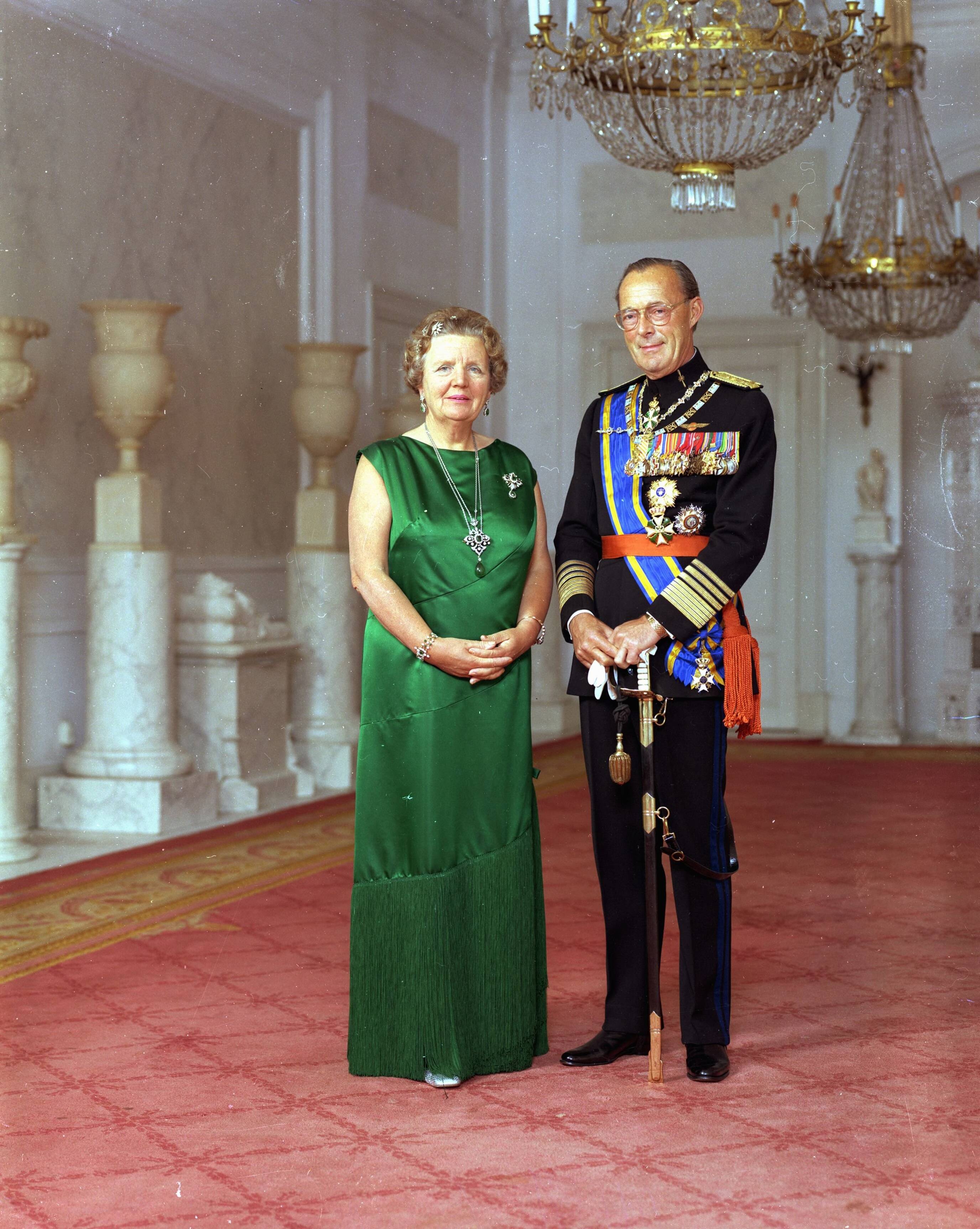 Fotocollectie RVD / Koninklijk Huis — Koningin Juliana en prins Bernhard, staande in paleis Soestdijk, 1971 — Foto: Koot, Max / RVD. Licentie: Set B: Rechtenvrij / Publiek Domein. Bron: Nationaal Archief. http://hdl.handle.net/10648/afb47ba4-d0b4-102d-bcf8-003048976d84