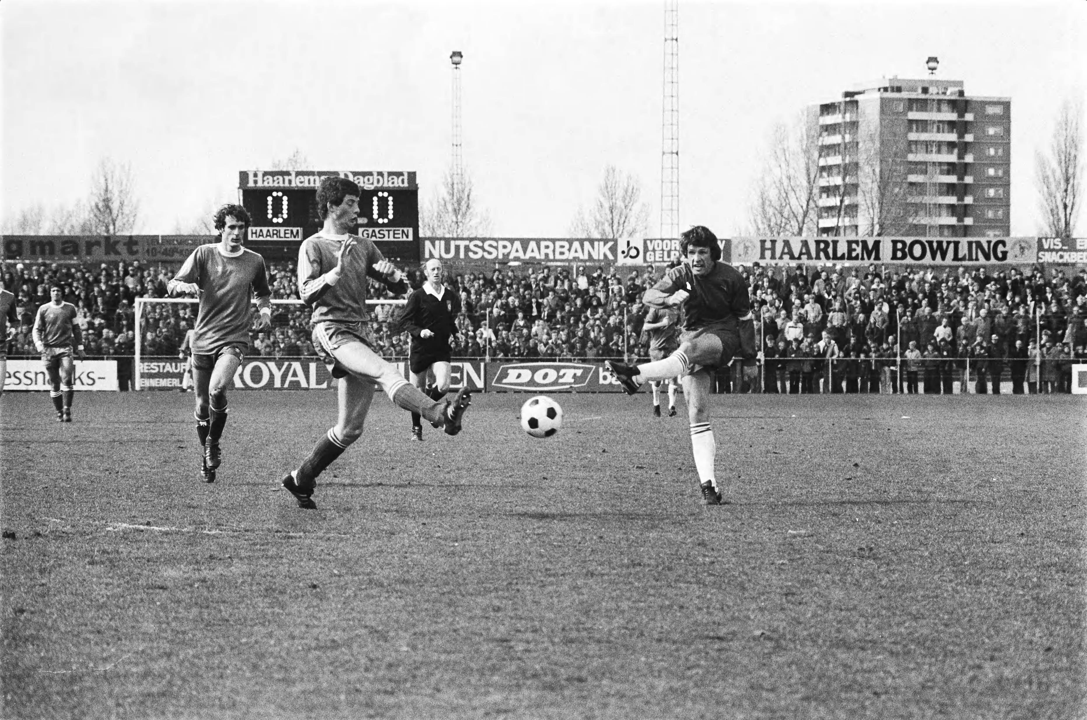 Fotocollectie Anefo — Haarlem tegen PSV 1-0, 18 Piet van de Berg van Haarlem scoort, Ernie Brandts van PSV kan dit niet meer verhinderen, 19 na scoren vreugde bij Van de Berg (9) / — Foto: Suyk, Koen / Anefo. Licentie: Set B: Rechtenvrij / Publiek Domein. Bron: Nationaal Archief. http://hdl.handle.net/10648/acb0999c-d0b4-102d-bcf8-003048976d84