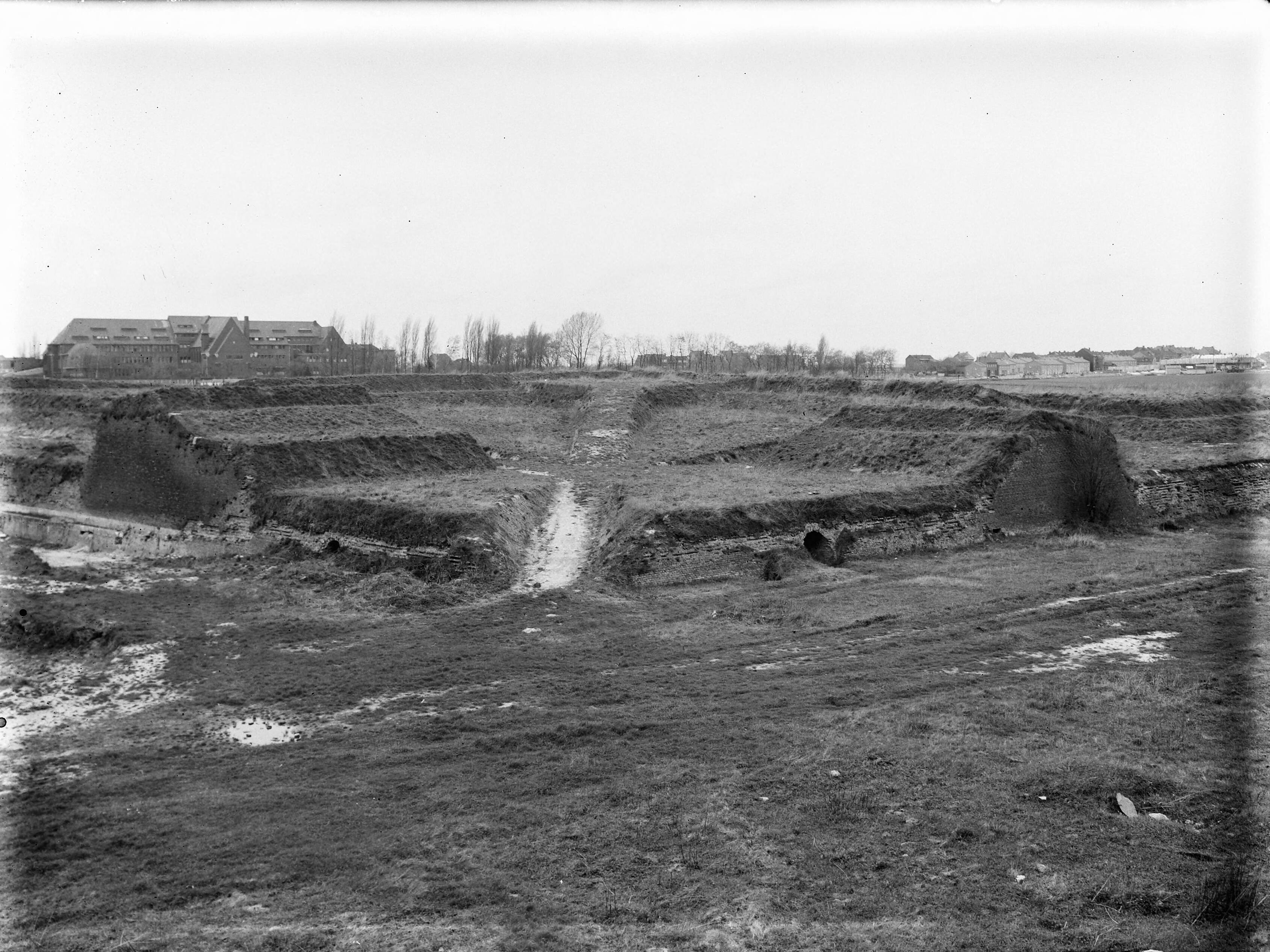 Fotocollectie Nederlandse Heidemaatschappij — Stadswallen Maastricht — Foto: Weerd, [...] van der / Heidemij. Licentie: Set B: Rechtenvrij / Publiek Domein. Bron: Nationaal Archief. http://hdl.handle.net/10648/ae7e4e5e-d0b4-102d-bcf8-003048976d84