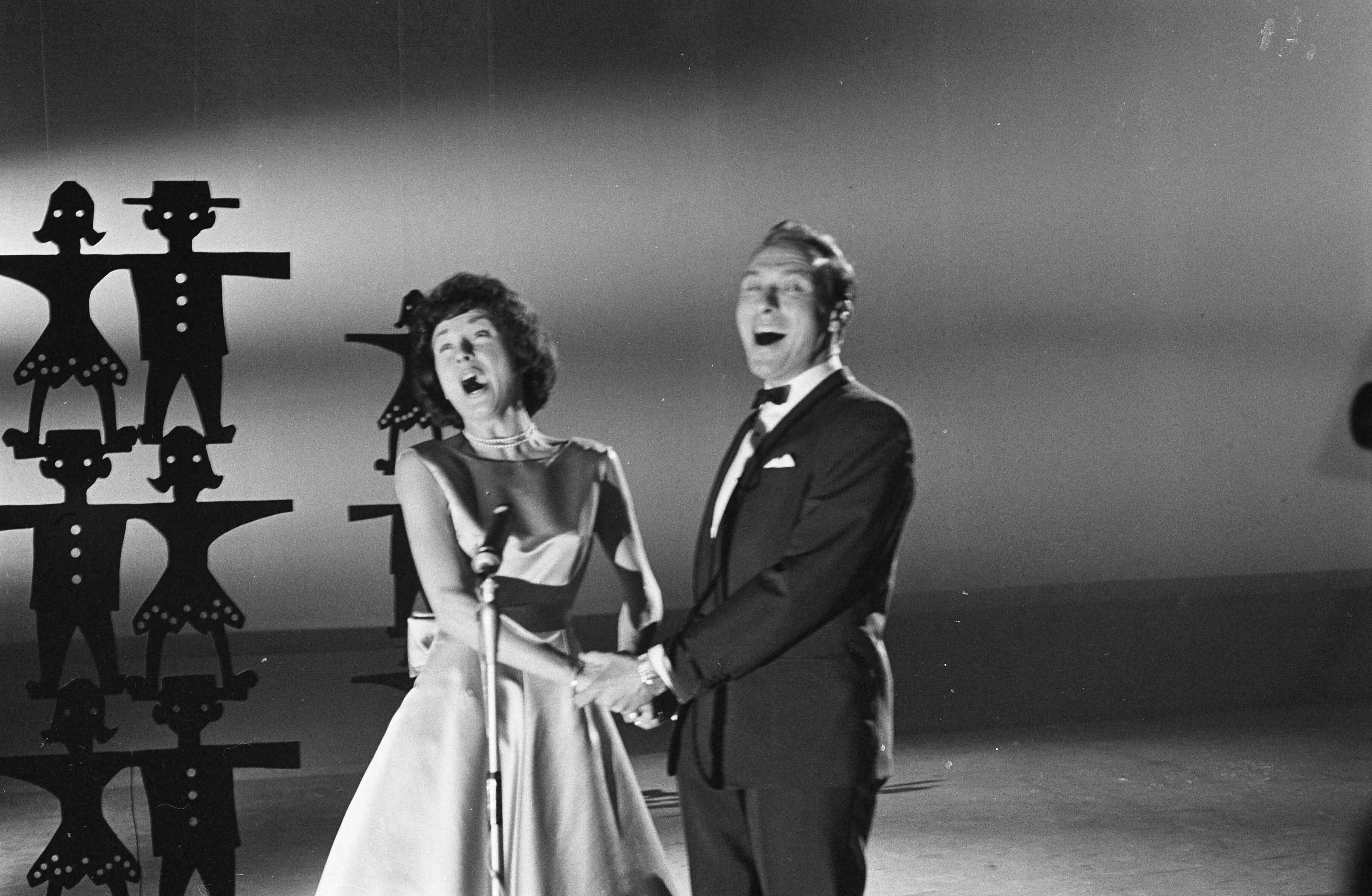 Fotocollectie Anefo — Televisieprogramma "Music Hall" in Treslong. Pearl Carr en Teddy Johnson — Foto: Bilsen, Joop van / Anefo. Licentie: Set B: Rechtenvrij / Publiek Domein. Bron: Nationaal Archief. http://hdl.handle.net/10648/aa22413a-d0b4-102d-bcf8-003048976d84