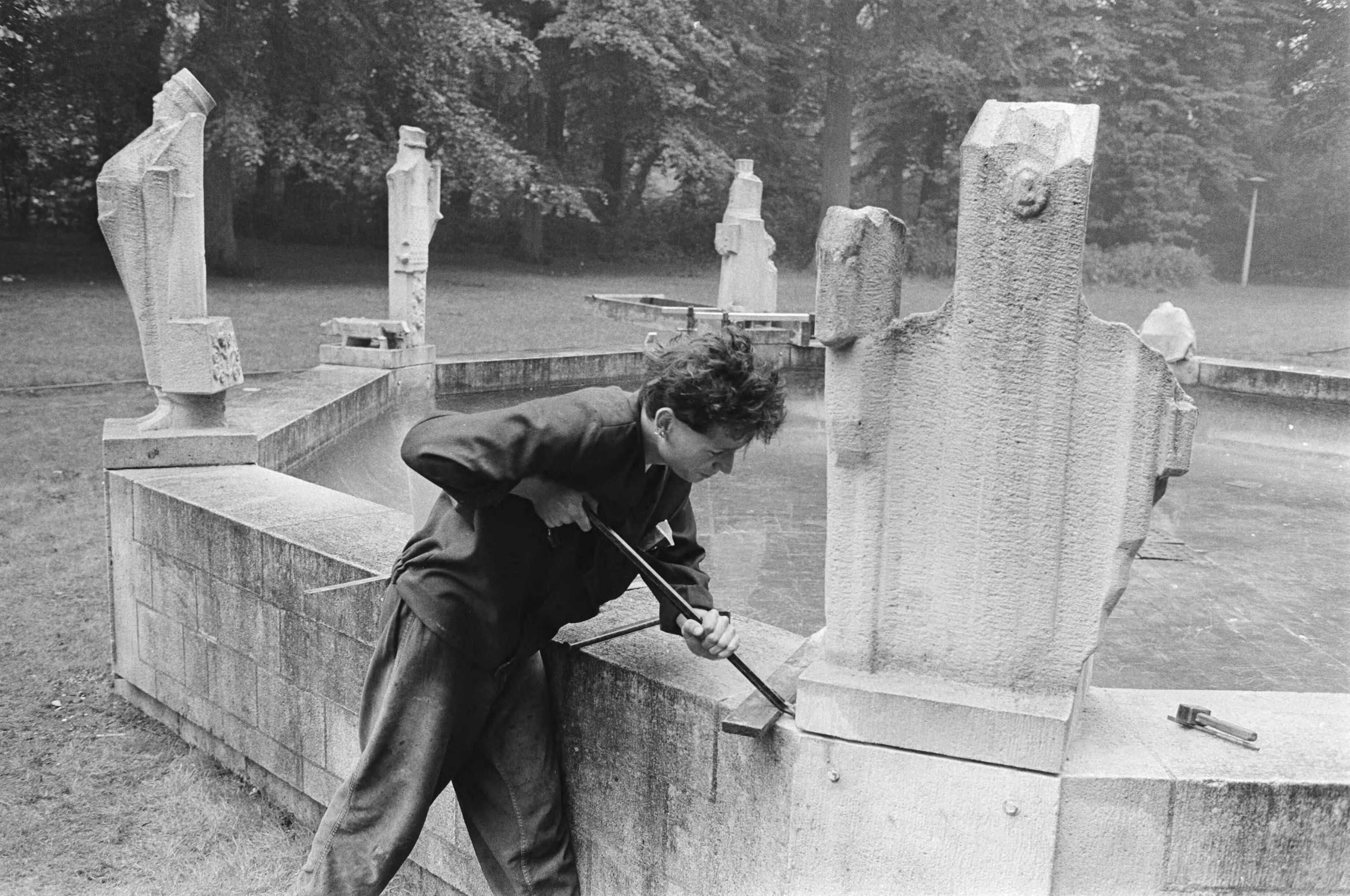 Hildebrandmonument in de Haarlemmerhout in Haarlem weer vernield — Haarlem|Noord-Holland|monumenten |vandalisme — Foto: Antonisse, Marcel / Anefo. Licentie: Set B: Rechtenvrij / Publiek Domein. Bron: Nationaal Archief. http://hdl.handle.net/10648/ad2b7b1c-d0b4-102d-bcf8-003048976d84
