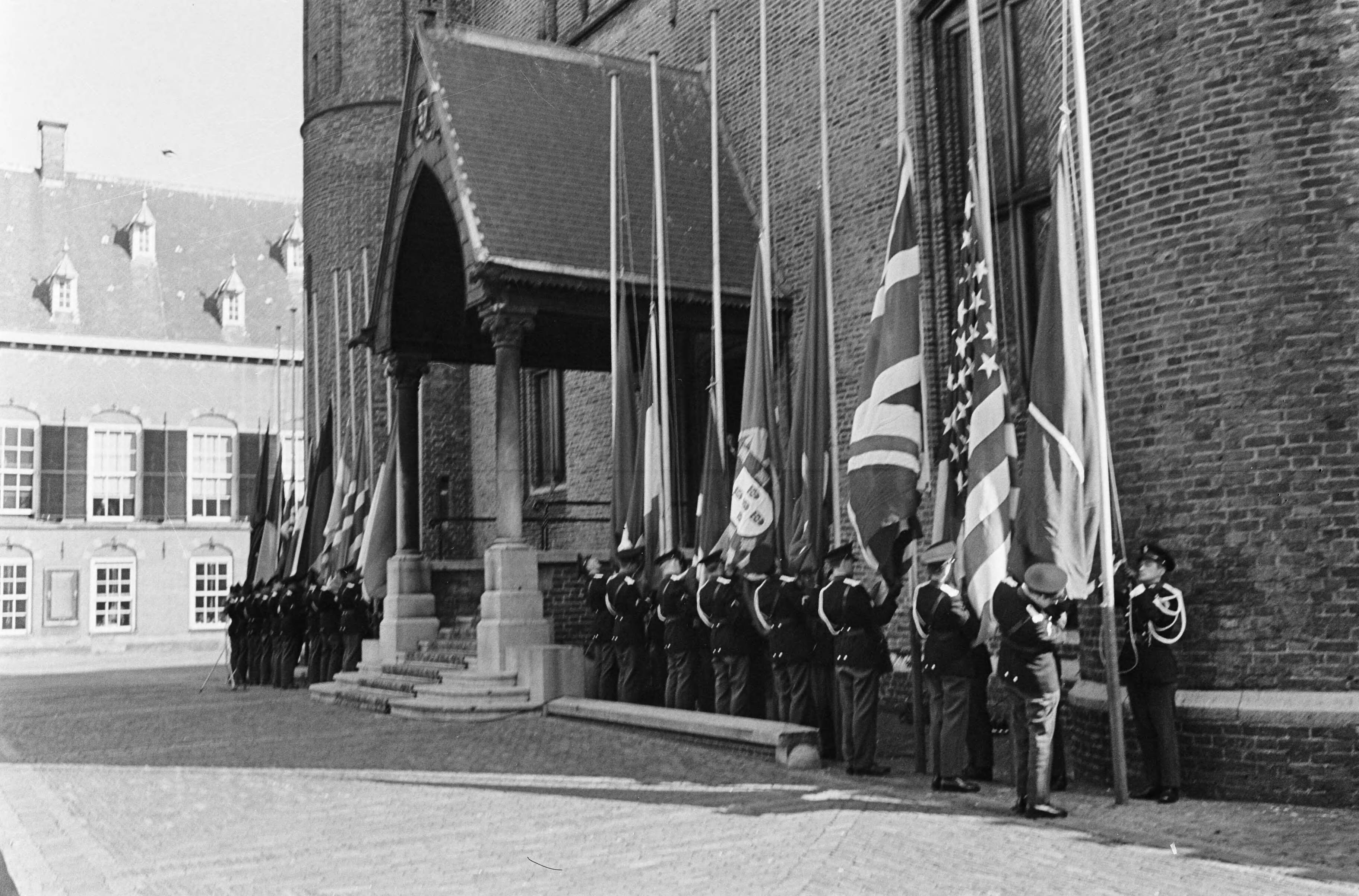 Fotocollectie Anefo — Opening NATO conferentie te Den Haag , vlaggen op het Binnenhof — Foto: Pot, Harry / Anefo. Licentie: Set B: Rechtenvrij / Publiek Domein. Bron: Nationaal Archief. http://hdl.handle.net/10648/aa68e0a4-d0b4-102d-bcf8-003048976d84