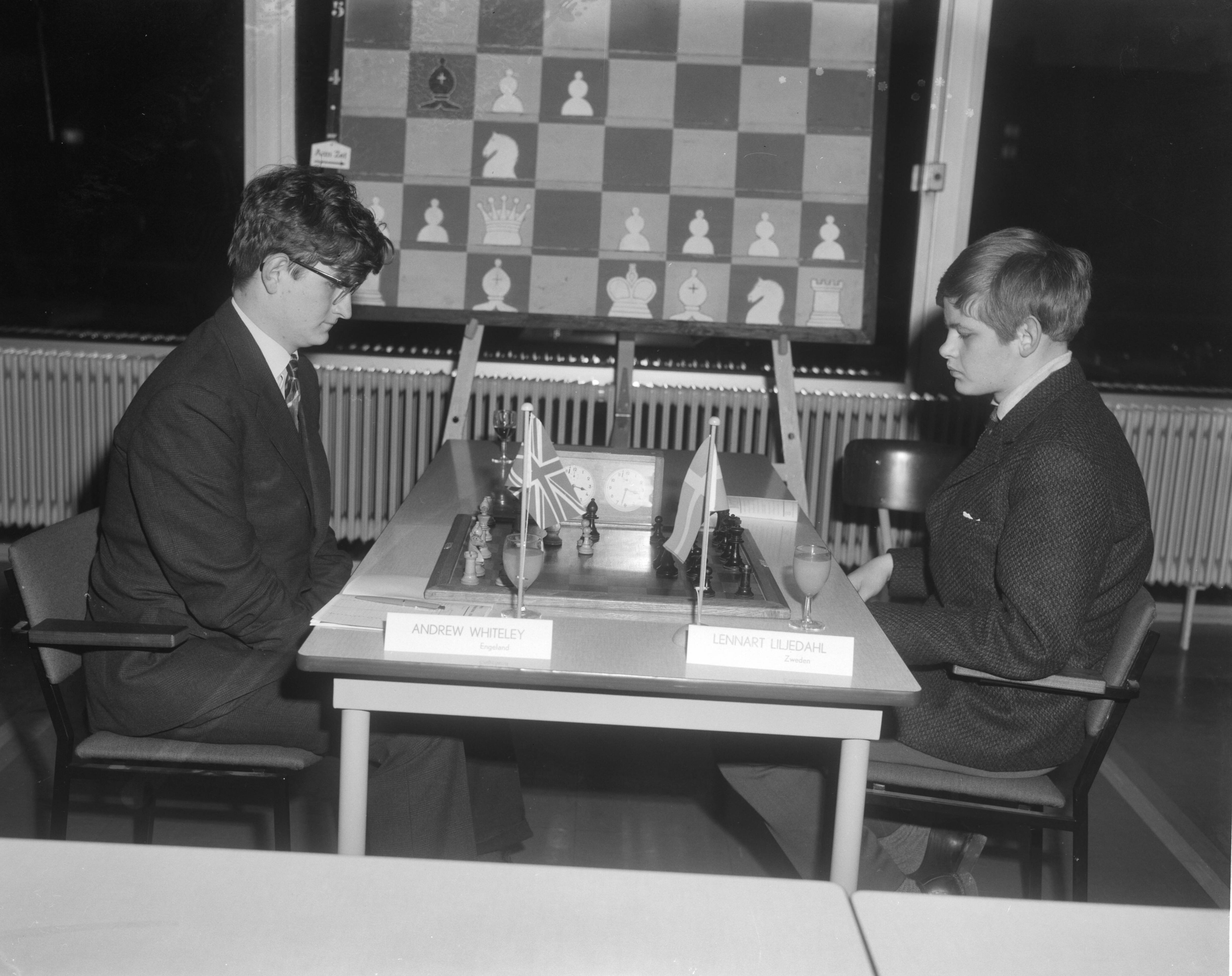 Fotocollectie Anefo — Internationaal Jeugd Schaaktoernooi te Groningen, Andrew Whiteley (Engeland) en Lennart Liljedahl (Zweden) — Foto: Bilsen, Joop van / Anefo. Licentie: Set B: Rechtenvrij / Publiek Domein. Bron: Nationaal Archief. http://hdl.handle.net/10648/aad41040-d0b4-102d-bcf8-003048976d84