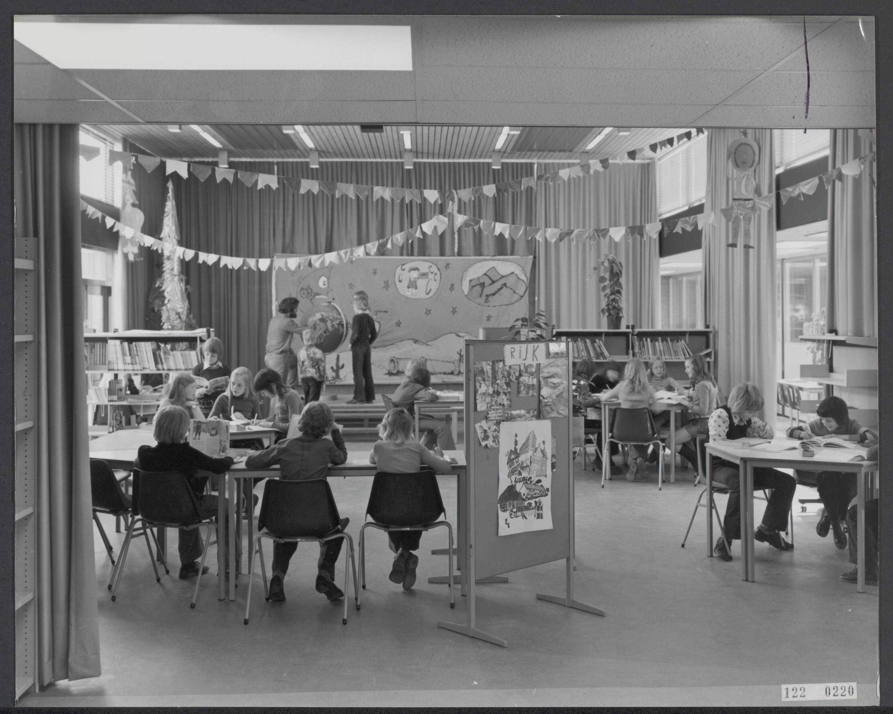 Lager Onderwijs — R.K. Basisschool "De Poolster" te Zaanstad/Krommenie — Foto: Publicam / Hartemink, Piet. Licentie: Set B: Rechtenvrij / Publiek Domein. Bron: Nationaal Archief. http://hdl.handle.net/10648/af28f69c-d0b4-102d-bcf8-003048976d84
