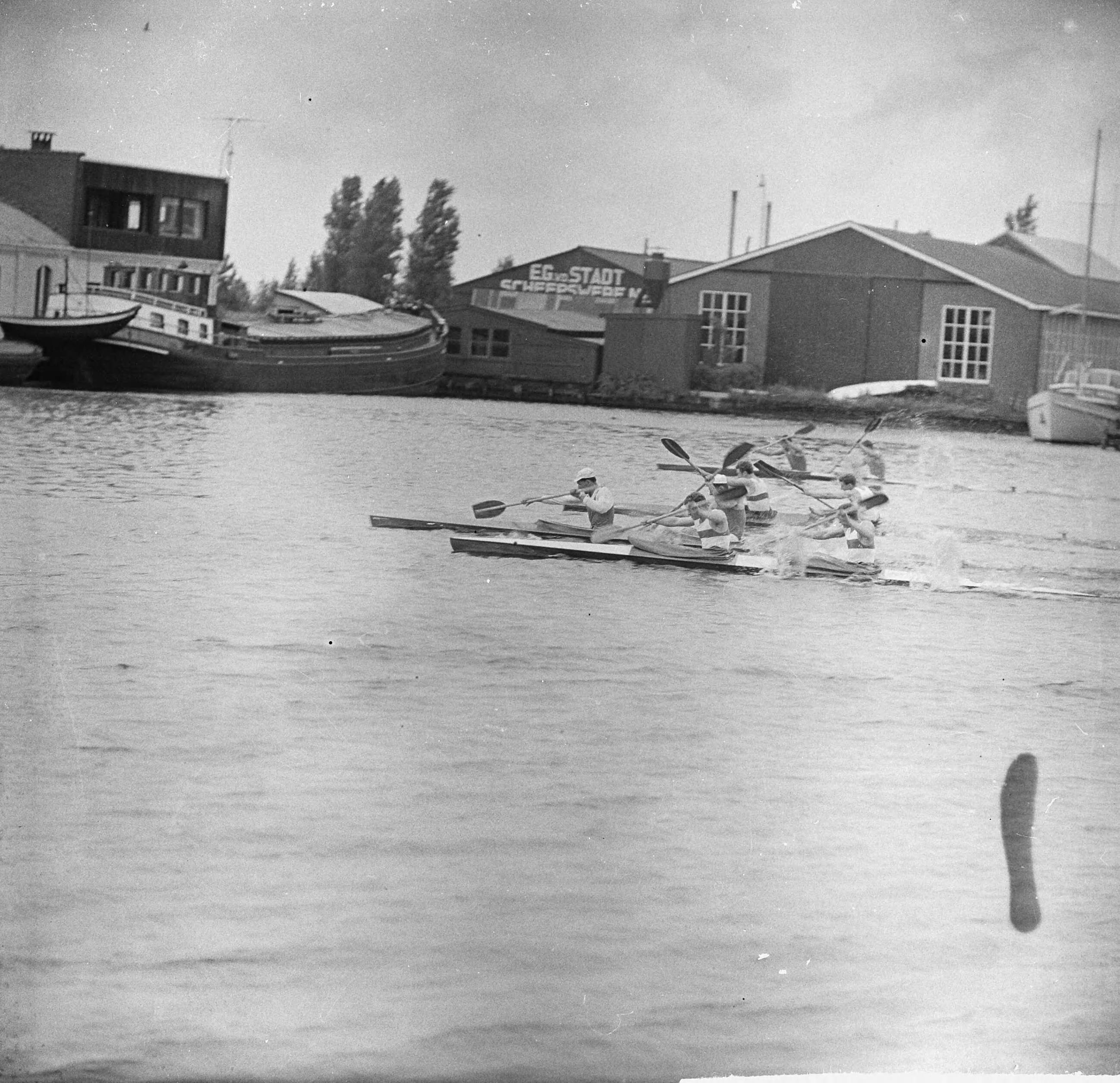 Fotocollectie Anefo — Kanowedstrijd Nederland tegen West-Duitsland. De K2 500m heren — Foto: Nijs, Jac. de / Anefo. Licentie: Set B: Rechtenvrij / Publiek Domein. Bron: Nationaal Archief. http://hdl.handle.net/10648/a9d8f8d6-d0b4-102d-bcf8-003048976d84
