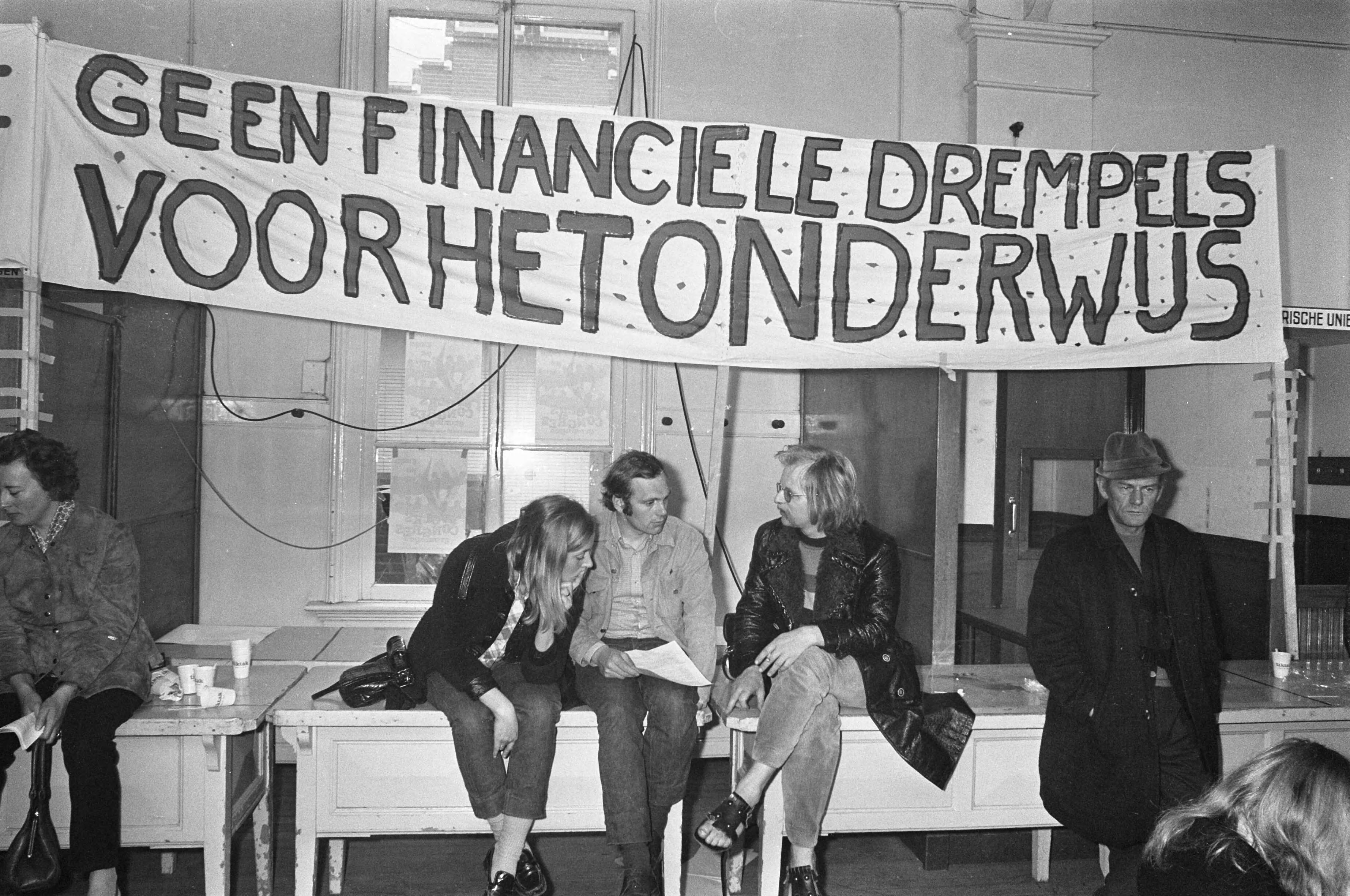 Fotocollectie Anefo — Volkscongres in Korenbeurs te Groningen, spandoeken etc. — Foto: Punt, W. / Anefo. Licentie: Set B: Rechtenvrij / Publiek Domein. Bron: Nationaal Archief. http://hdl.handle.net/10648/abe6cd56-d0b4-102d-bcf8-003048976d84