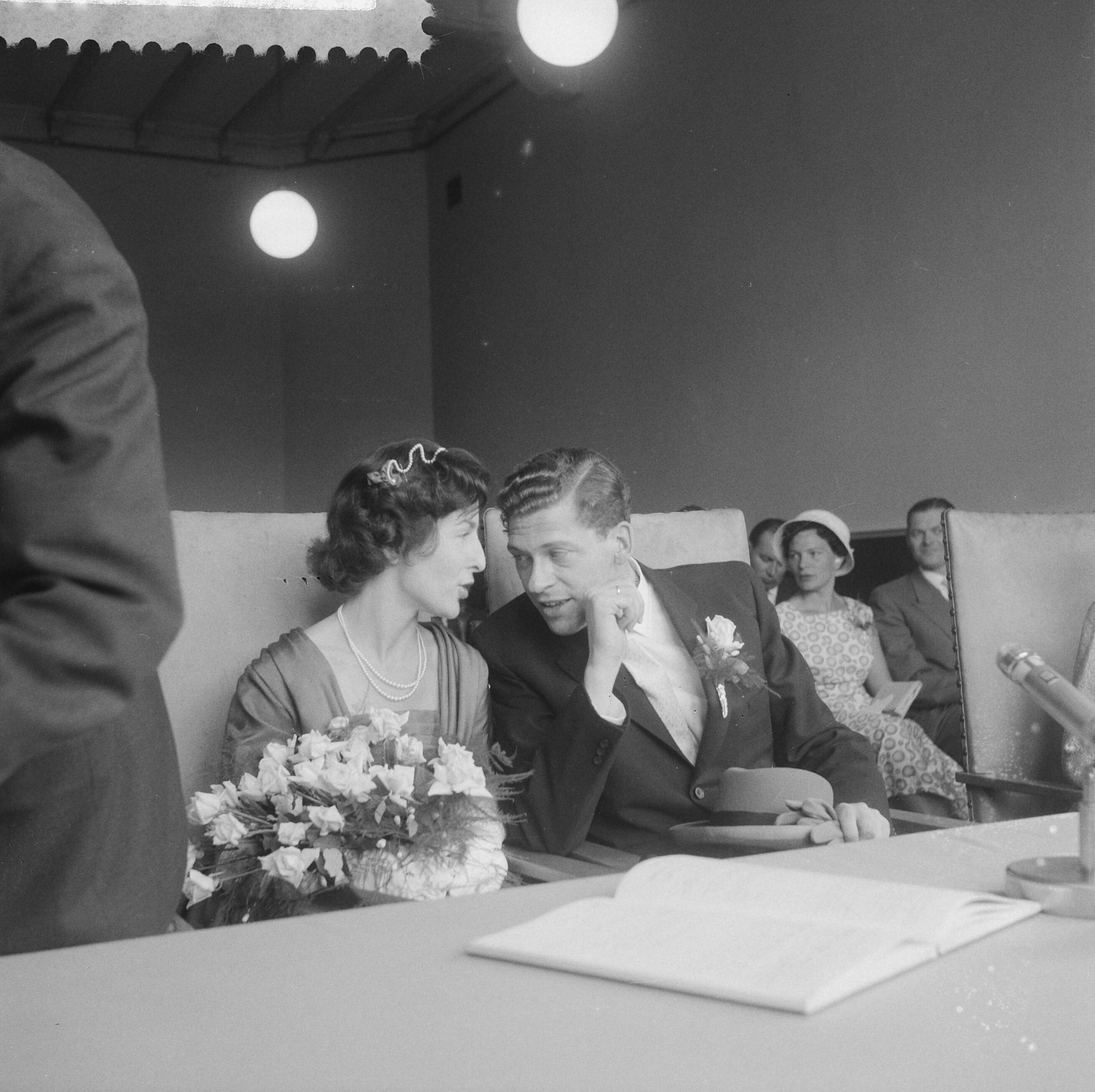 Fotocollectie Anefo — Huwelijk van AVRO-omroepster Ilse Wessel en zanger Jaap Dubbelboer te Baarn — Foto: Noske, J.D. / Anefo. Licentie: Set B: Rechtenvrij / Publiek Domein. Bron: Nationaal Archief. http://hdl.handle.net/10648/a9992d64-d0b4-102d-bcf8-003048976d84