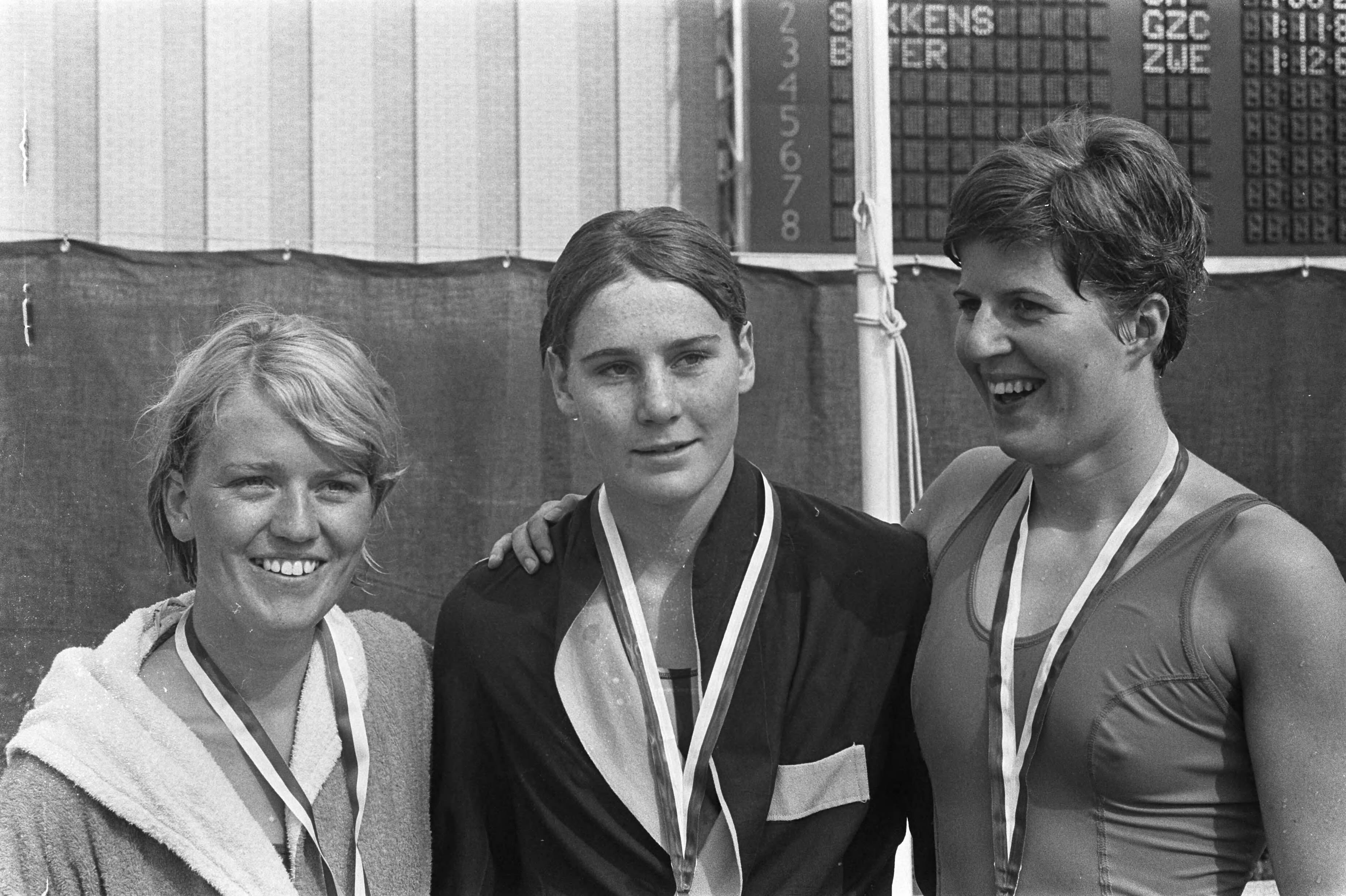 Internationale Zwemwedstrijden te Utrecht — 100m rugslag. Links Coby Sikkens (tweede plaats), Karin Muir, rechts Coby Buter (derde plaats) — Foto: Fotograaf Onbekend / Anefo. Licentie: Set B: Rechtenvrij / Publiek Domein. Bron: Nationaal Archief. http://hdl.handle.net/10648/ab1dc8f2-d0b4-102d-bcf8-003048976d84