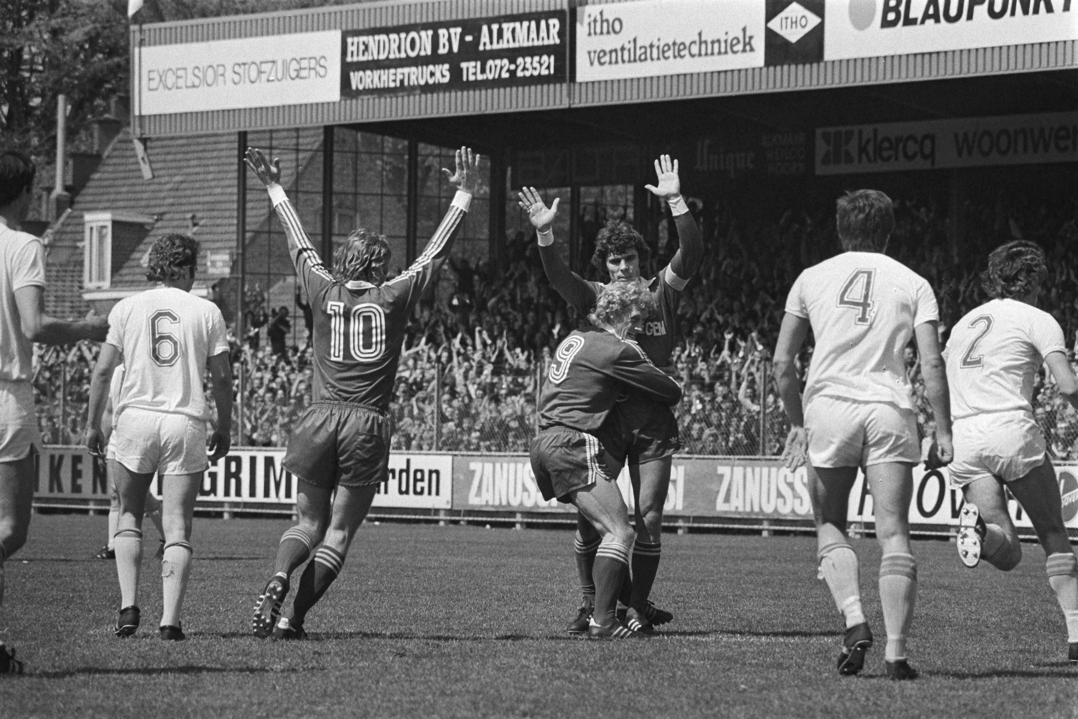 Fotocollectie Anefo — AZ67 tegen Den Haag 2-1, Van Hanegem wordt gefeliciteerd door Kist na scoren — Foto: Suyk, Koen / Anefo. Licentie: Set B: Rechtenvrij / Publiek Domein. Bron: Nationaal Archief. http://hdl.handle.net/10648/ac9bde76-d0b4-102d-bcf8-003048976d84