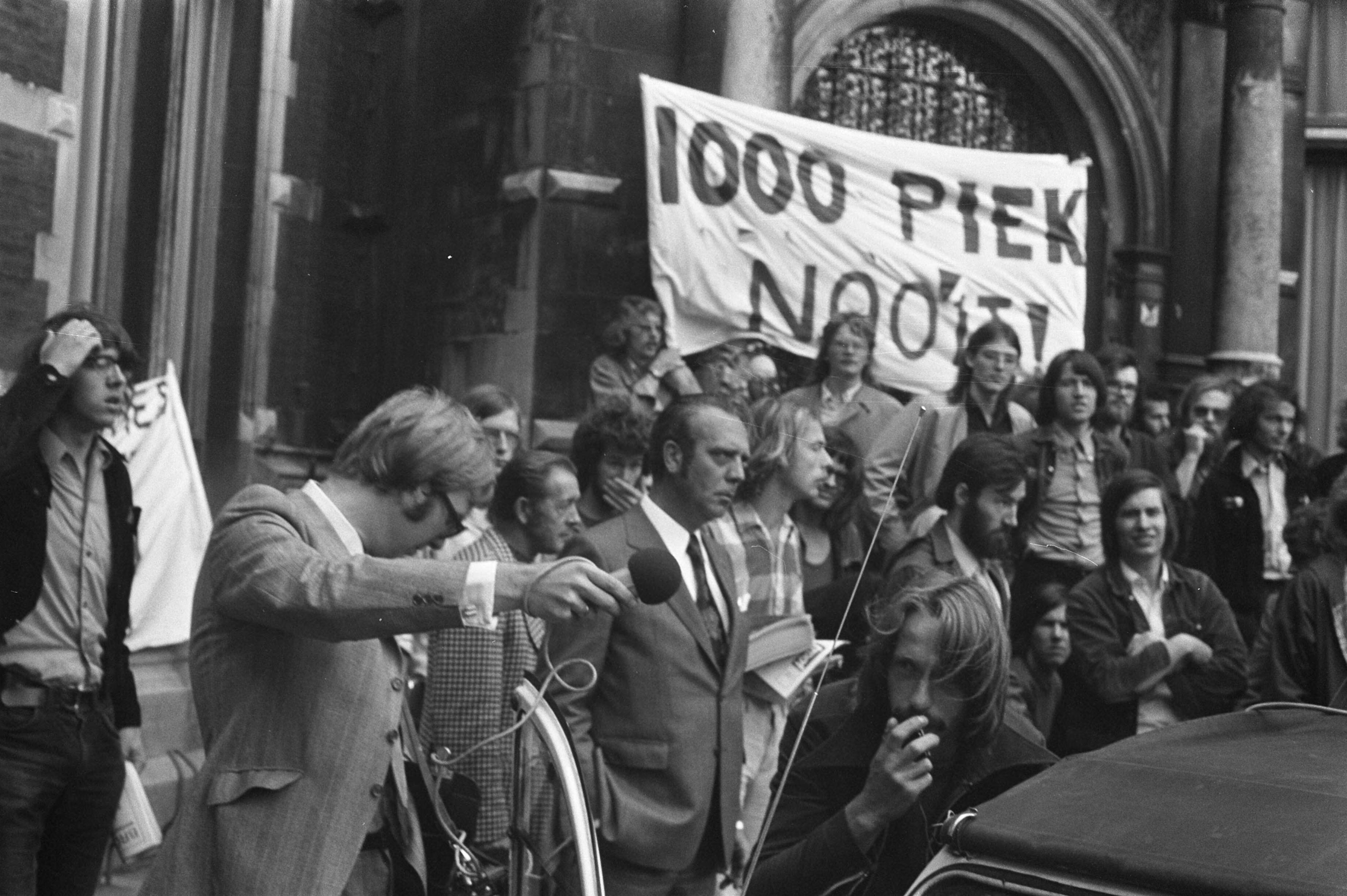 Fotocollectie Anefo — Utrechtse studenten proberen inschrijven studenten aan Universiteit te verhinderen uit protest tegen duizend gulden collegegeld — Foto: Punt, W. / Anefo. Licentie: Set B: Rechtenvrij / Publiek Domein. Bron: Nationaal Archief. http://hdl.handle.net/10648/abf3150c-d0b4-102d-bcf8-003048976d84