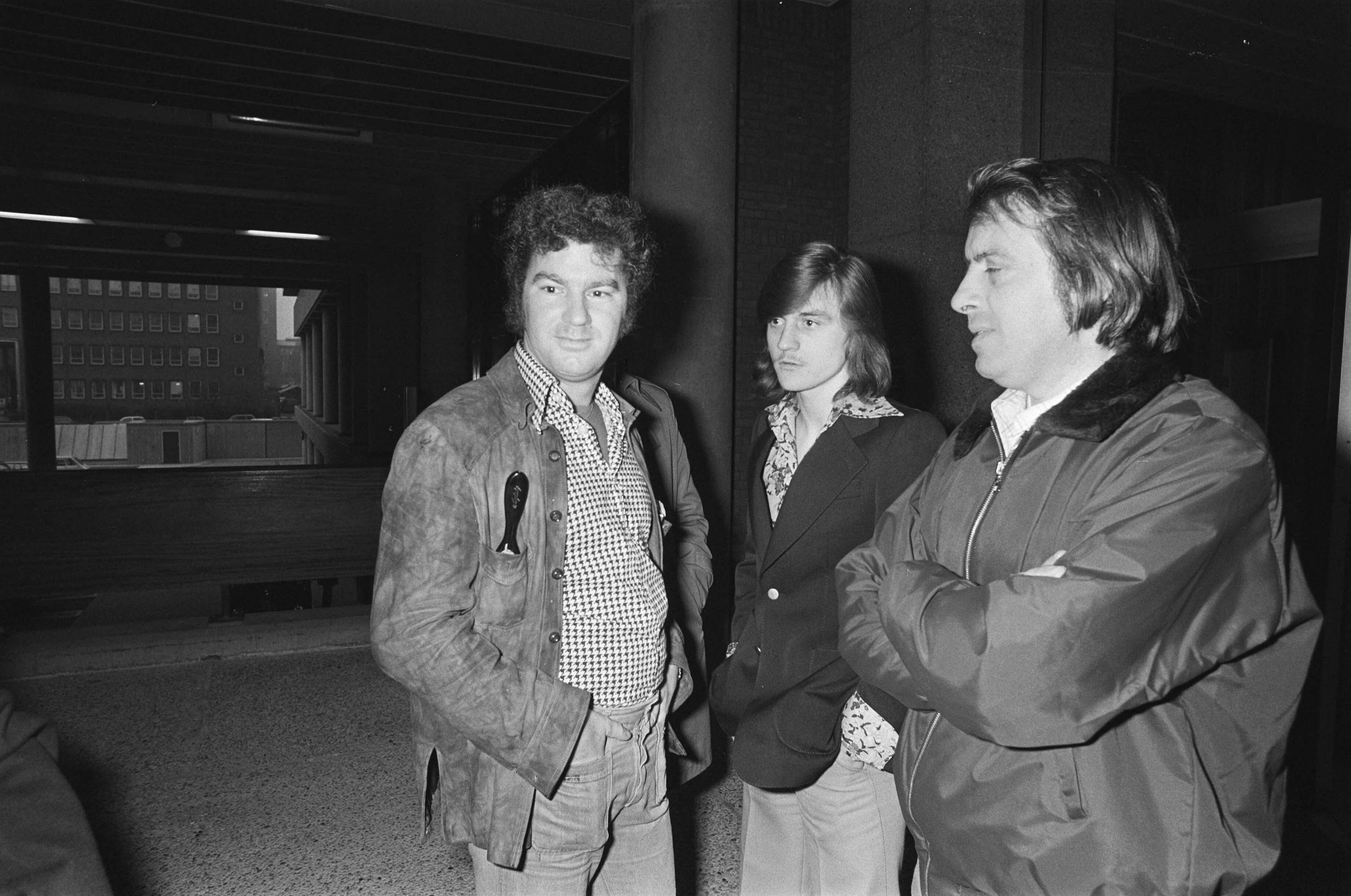 Fotocollectie Anefo — Verdachten Scheveningse gijzelingszaak voorgekomen in Den Haag ; nr. 6 heer en mevrouw De Nie op bank — Foto: Mieremet, Rob / Anefo. Licentie: Set B: Rechtenvrij / Publiek Domein. Bron: Nationaal Archief. http://hdl.handle.net/10648/ac62782a-d0b4-102d-bcf8-003048976d84