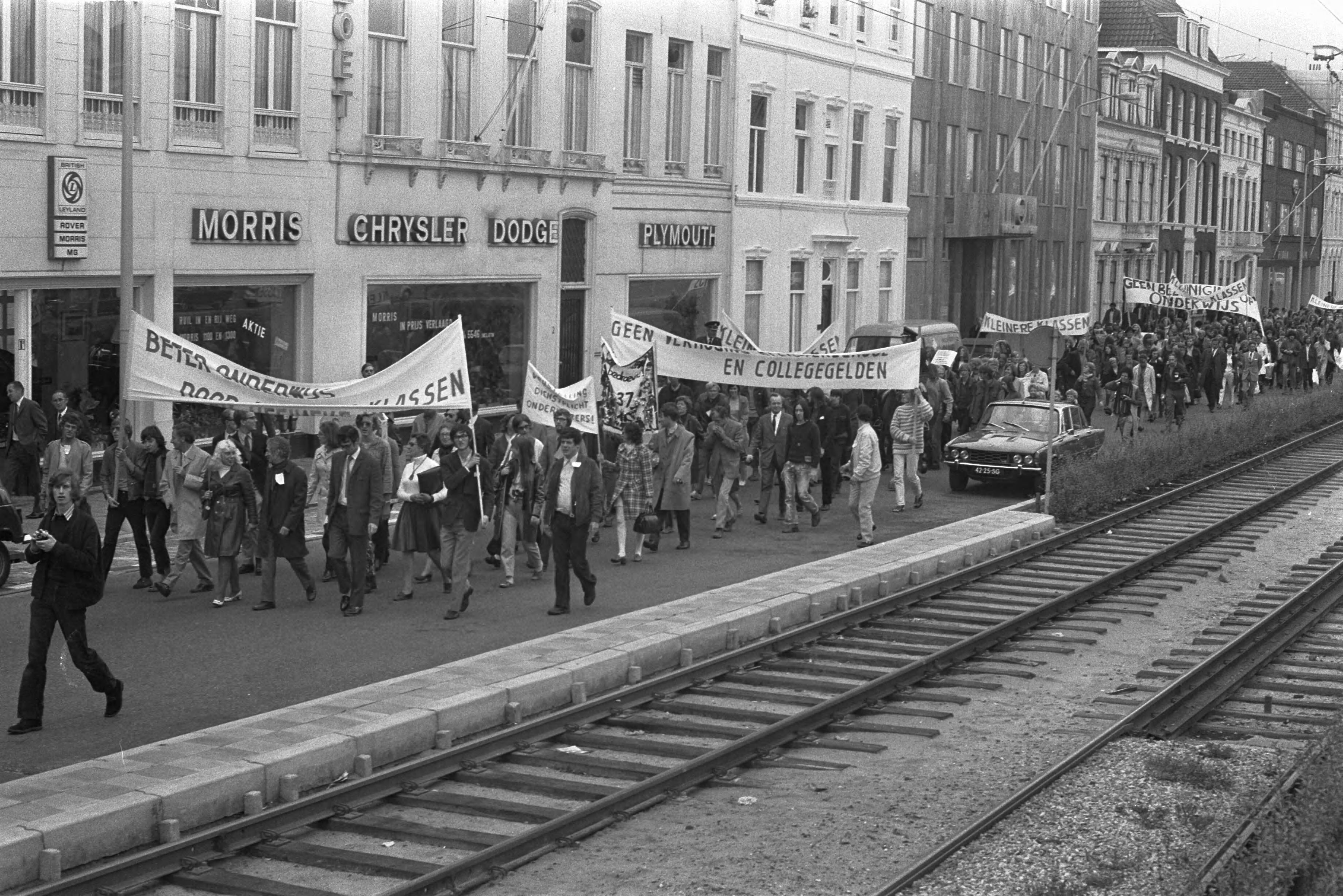 Fotocollectie Anefo — Demonstratie tegen onderwijsbeleid van kabinet Biesheuvel in Den Haag — Foto: Peters, Hans / Anefo. Licentie: Set B: Rechtenvrij / Publiek Domein. Bron: Nationaal Archief. http://hdl.handle.net/10648/abd05238-d0b4-102d-bcf8-003048976d84
