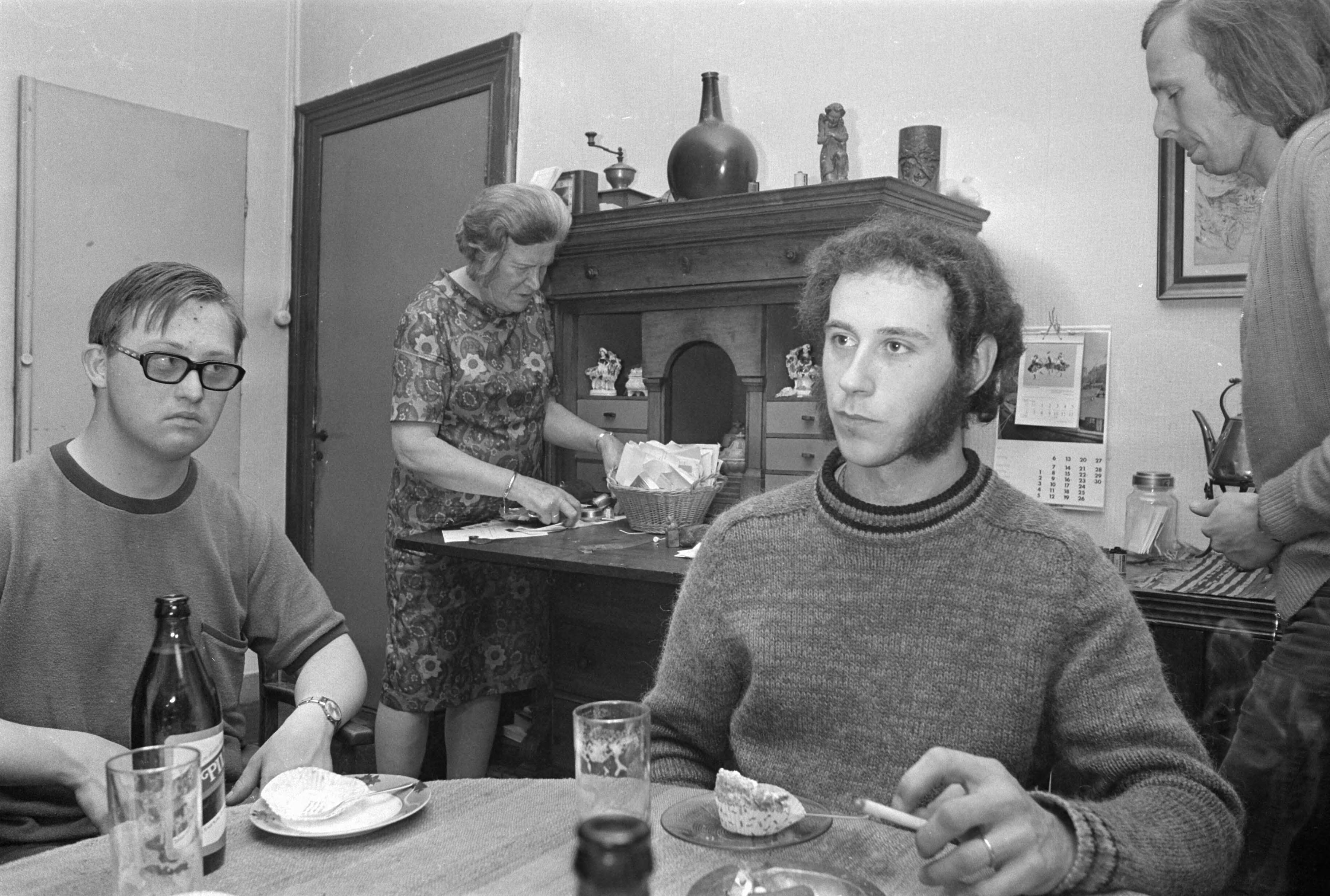 Ralph Waver na kort geding in huis, Haarlem — Waver te midden van vrienden — Foto: Fotograaf Onbekend / Anefo. Licentie: Set B: Rechtenvrij / Publiek Domein. Bron: Nationaal Archief. http://hdl.handle.net/10648/abc314ec-d0b4-102d-bcf8-003048976d84