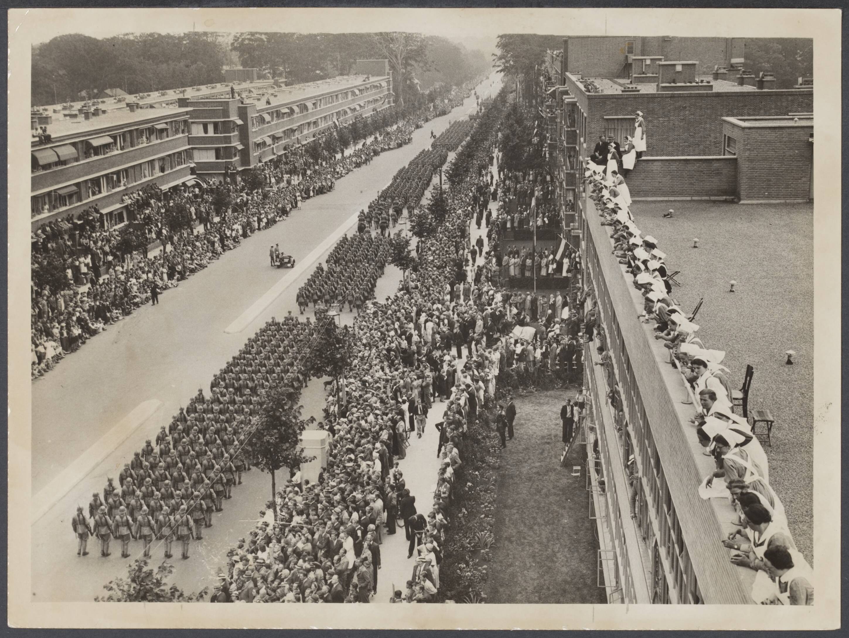 Parades, plechtigheden, inspecties Nederland voor 1945 — 40-jarig Regeringsjubileum koningin Wilhelmina. Wapenschouw [Miltaire parade op de Van Alkemadelaan in Den Haag] — Foto: N.V. Vereenigde Fotobureaux. Licentie: Set B: Rechtenvrij / Publiek Domein. Bron: Nationaal Archief. http://hdl.handle.net/10648/deb240d1-19d1-1921-8086-a82ef74931c3