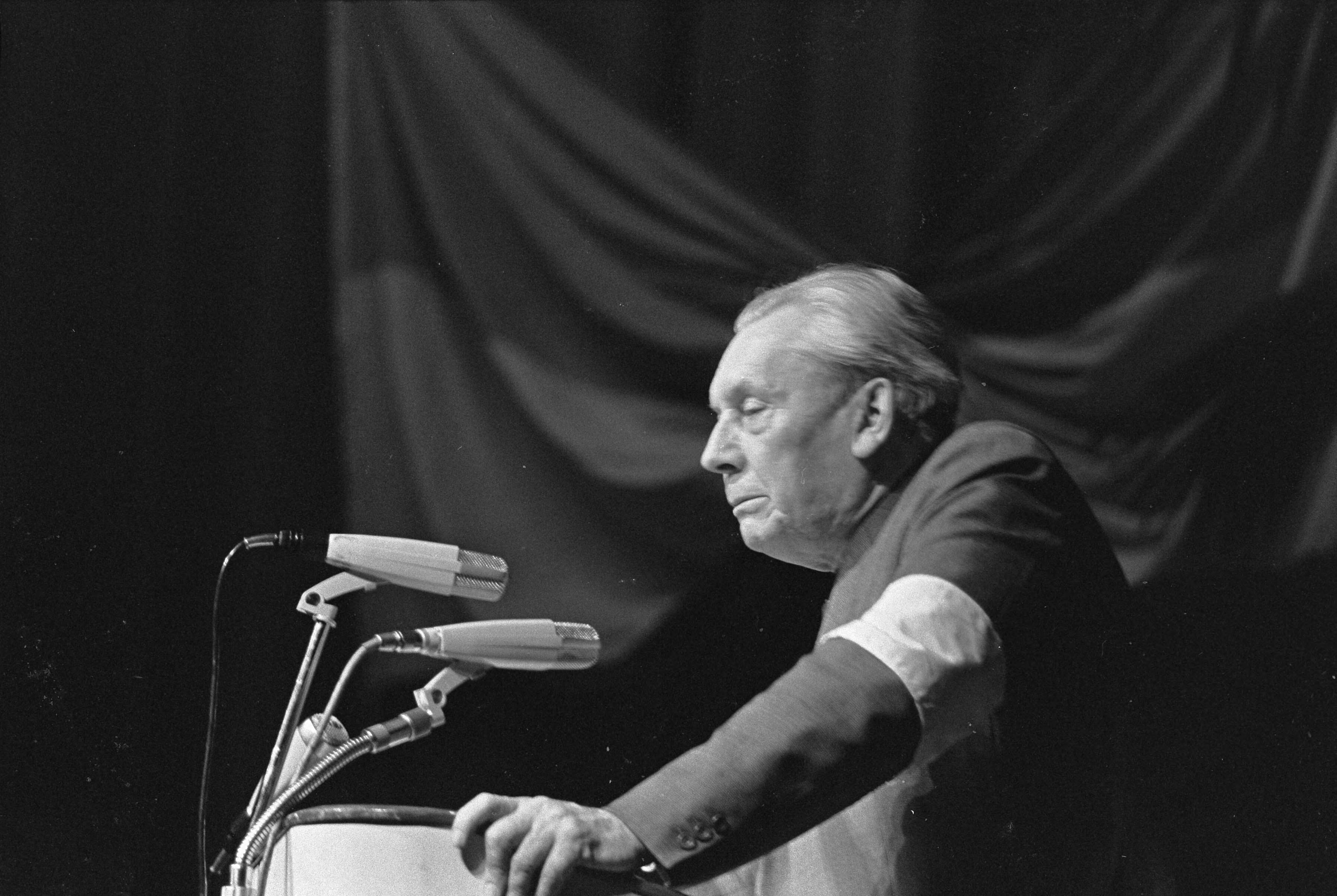 Fotocollectie Anefo — Nederland, Vredesland, dr. Van Zuylen tijdens zijn rede in Circustheater te Scheveningen — Foto: Koch, Eric / Anefo. Licentie: Set B: Rechtenvrij / Publiek Domein. Bron: Nationaal Archief. http://hdl.handle.net/10648/ab181df8-d0b4-102d-bcf8-003048976d84