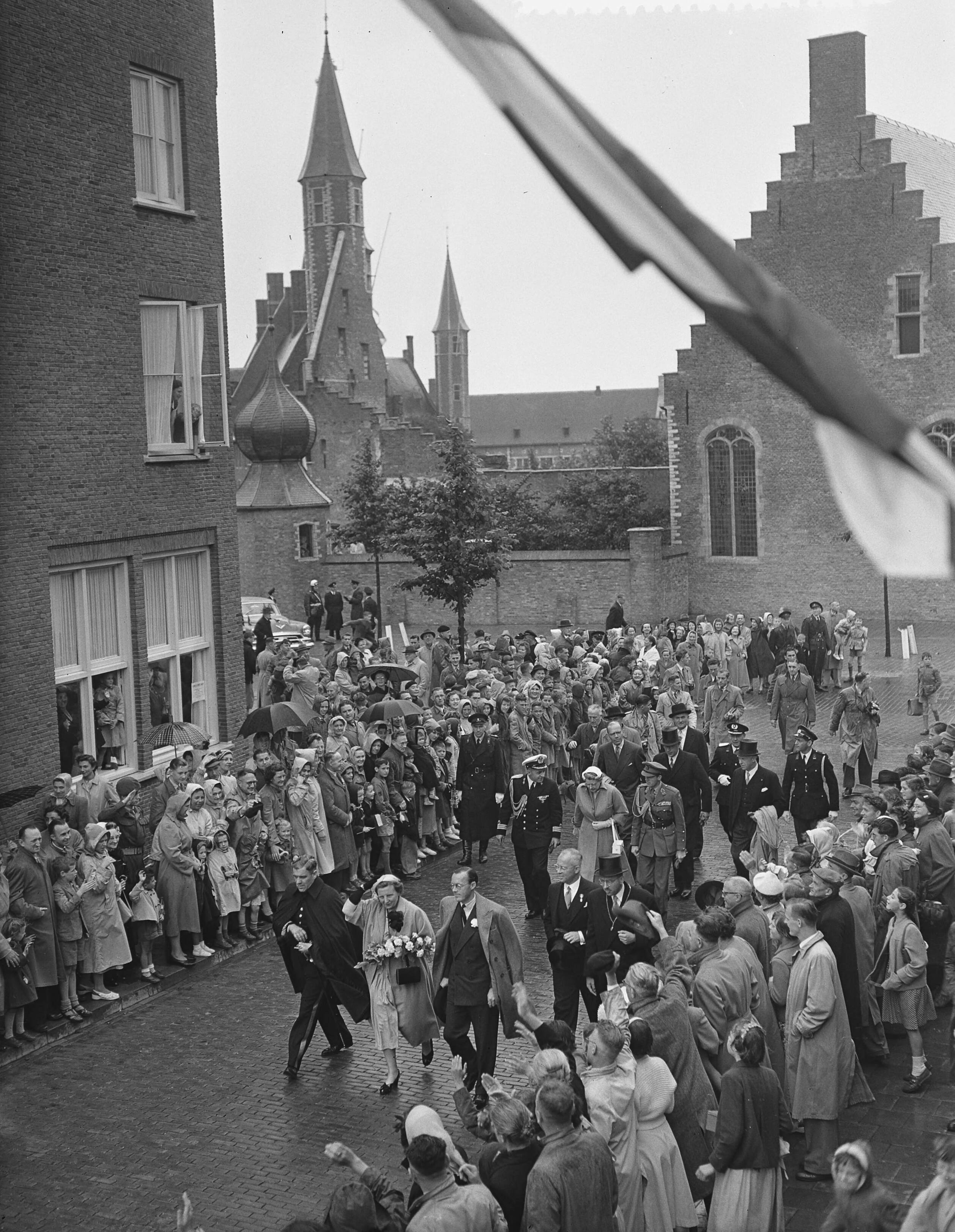 Koningin Juliana en prins Bernhard bezoeken Walcheren — Koningin Juliana en prins Bernhard bezoeken Middelburg — Foto: Bilsen, Joop van / Anefo. Licentie: Set B: Rechtenvrij / Publiek Domein. Bron: Nationaal Archief. http://hdl.handle.net/10648/a9244d14-d0b4-102d-bcf8-003048976d84
