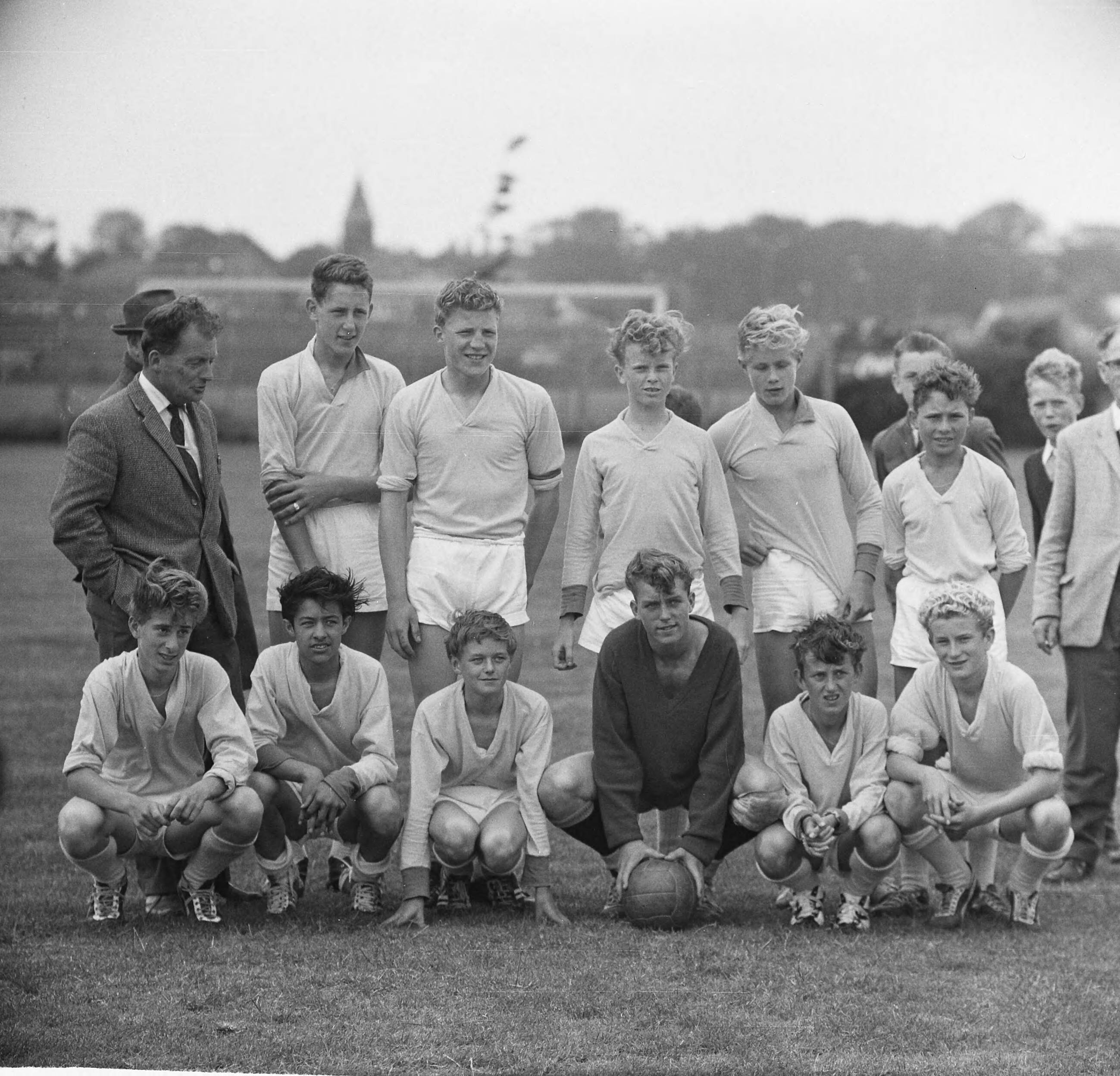 Fotocollectie Anefo — Straatvoetbalkampioenschappen te Haarlem. Een elftal — Foto: Nijs, Jac. de / Anefo. Licentie: Set B: Rechtenvrij / Publiek Domein. Bron: Nationaal Archief. http://hdl.handle.net/10648/aa1389c4-d0b4-102d-bcf8-003048976d84