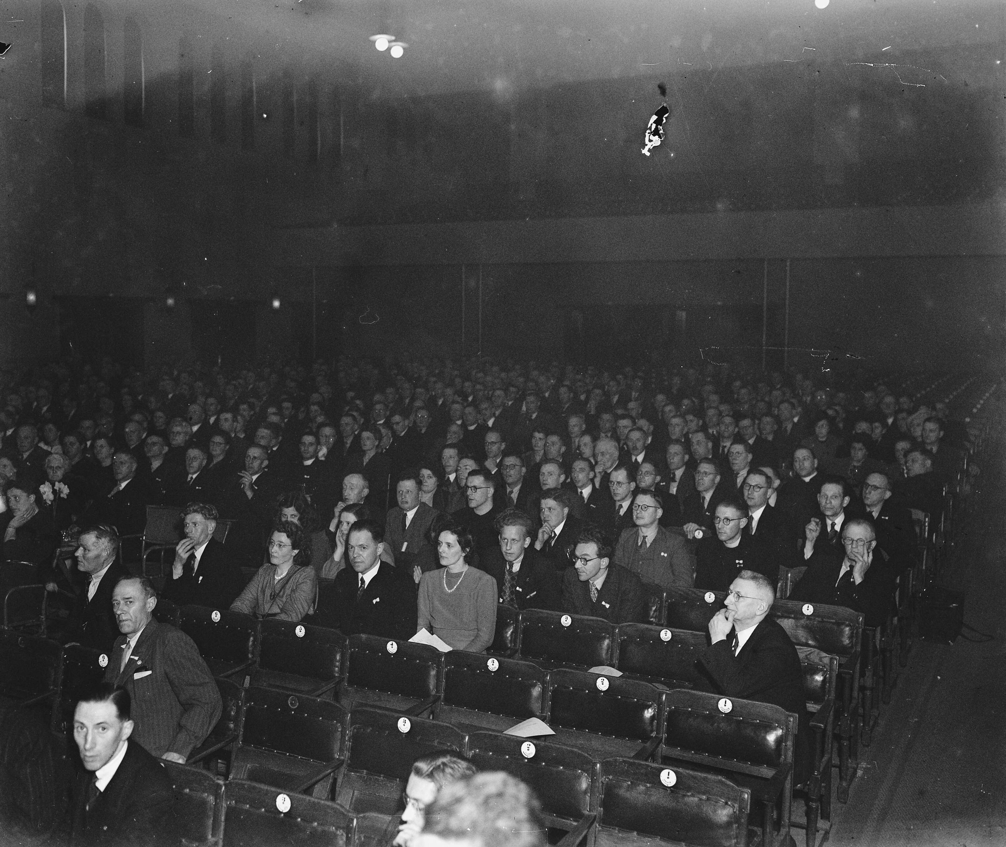 Fotocollectie Anefo — Bijeenkomst van de Katholieke Middenstandsbond te Haarlem t..g.v. 40-jarig bestaan — Foto: Fotograaf Onbekend / Anefo. Licentie: Set B: Rechtenvrij / Publiek Domein. Bron: Nationaal Archief. http://hdl.handle.net/10648/a8a767cc-d0b4-102d-bcf8-003048976d84