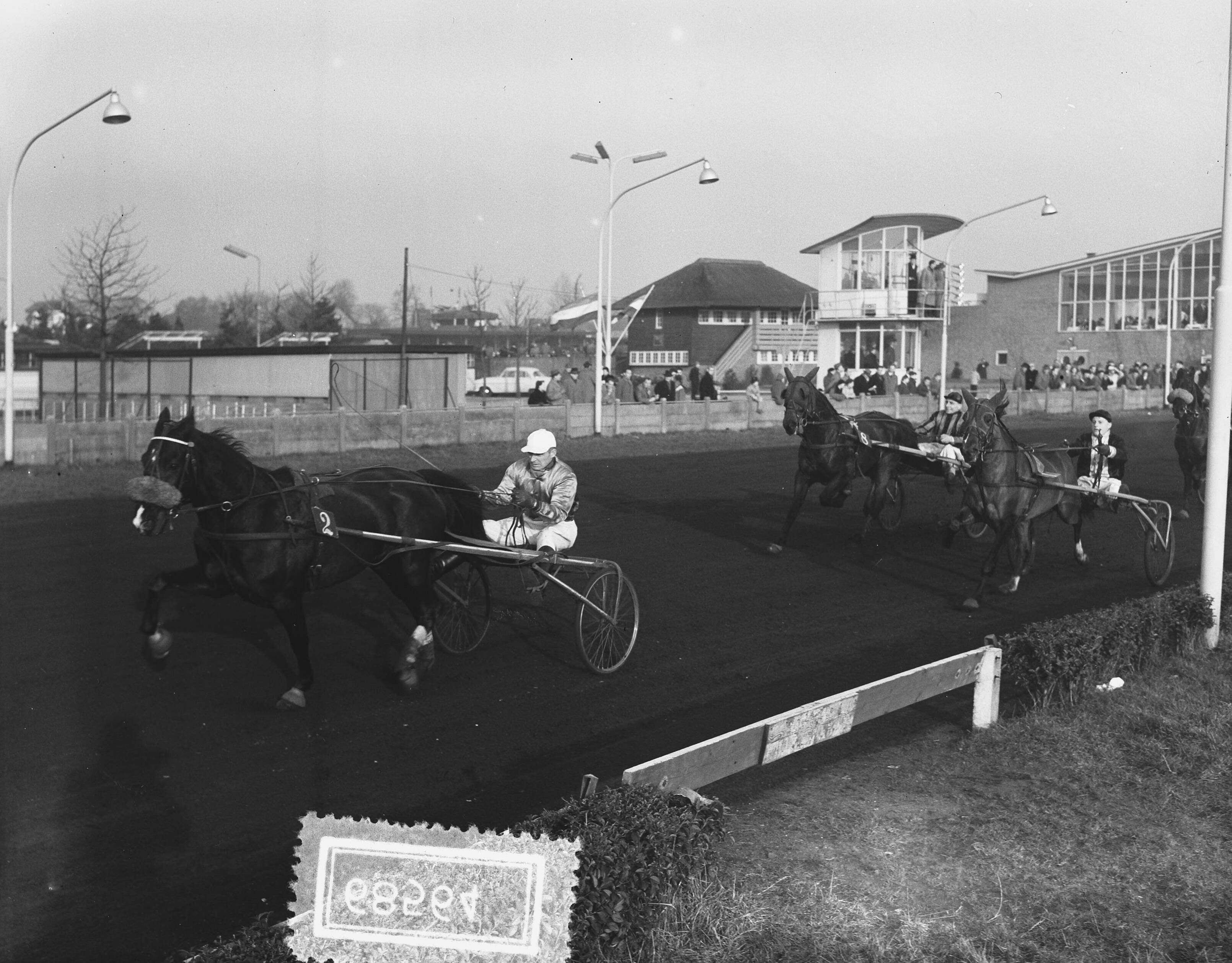 Fotocollectie Anefo — Wintercourses op de renbaan van Hilversum. Tango-prijs gewonnen door Quick Fire I (P.A. Strooper) — Foto: Duinen, H. van / Anefo. Licentie: Set B: Rechtenvrij / Publiek Domein. Bron: Nationaal Archief. http://hdl.handle.net/10648/a92d625a-d0b4-102d-bcf8-003048976d84