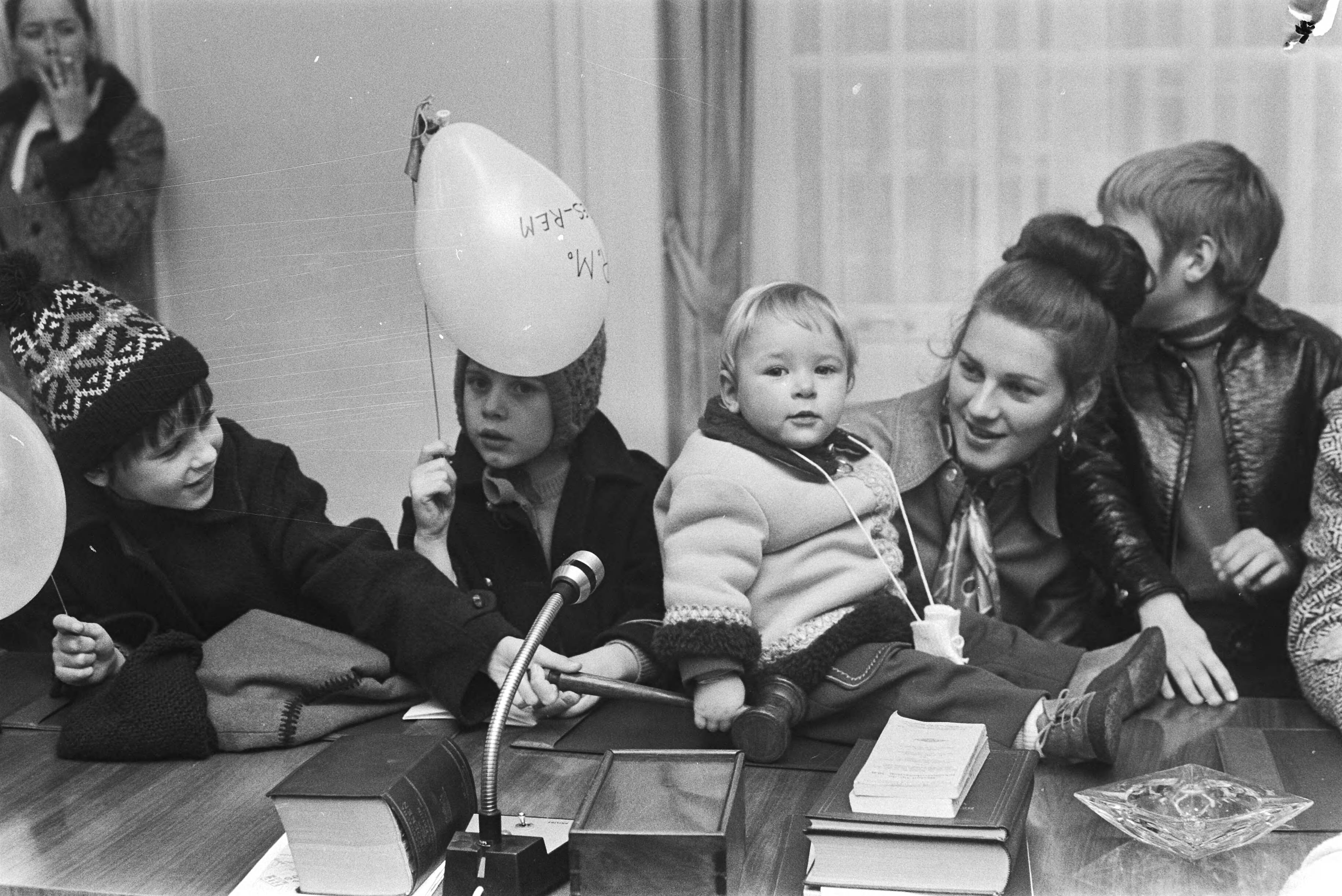 Fotocollectie Anefo — Demonstratie "Dolle Mina" tegen uitblijven van creches op Binnenhof, Den Haag ; Dolle Minas met kinderen — Foto: Mieremet, Rob / Anefo. Licentie: Set B: Rechtenvrij / Publiek Domein. Bron: Nationaal Archief. http://hdl.handle.net/10648/abaa5560-d0b4-102d-bcf8-003048976d84