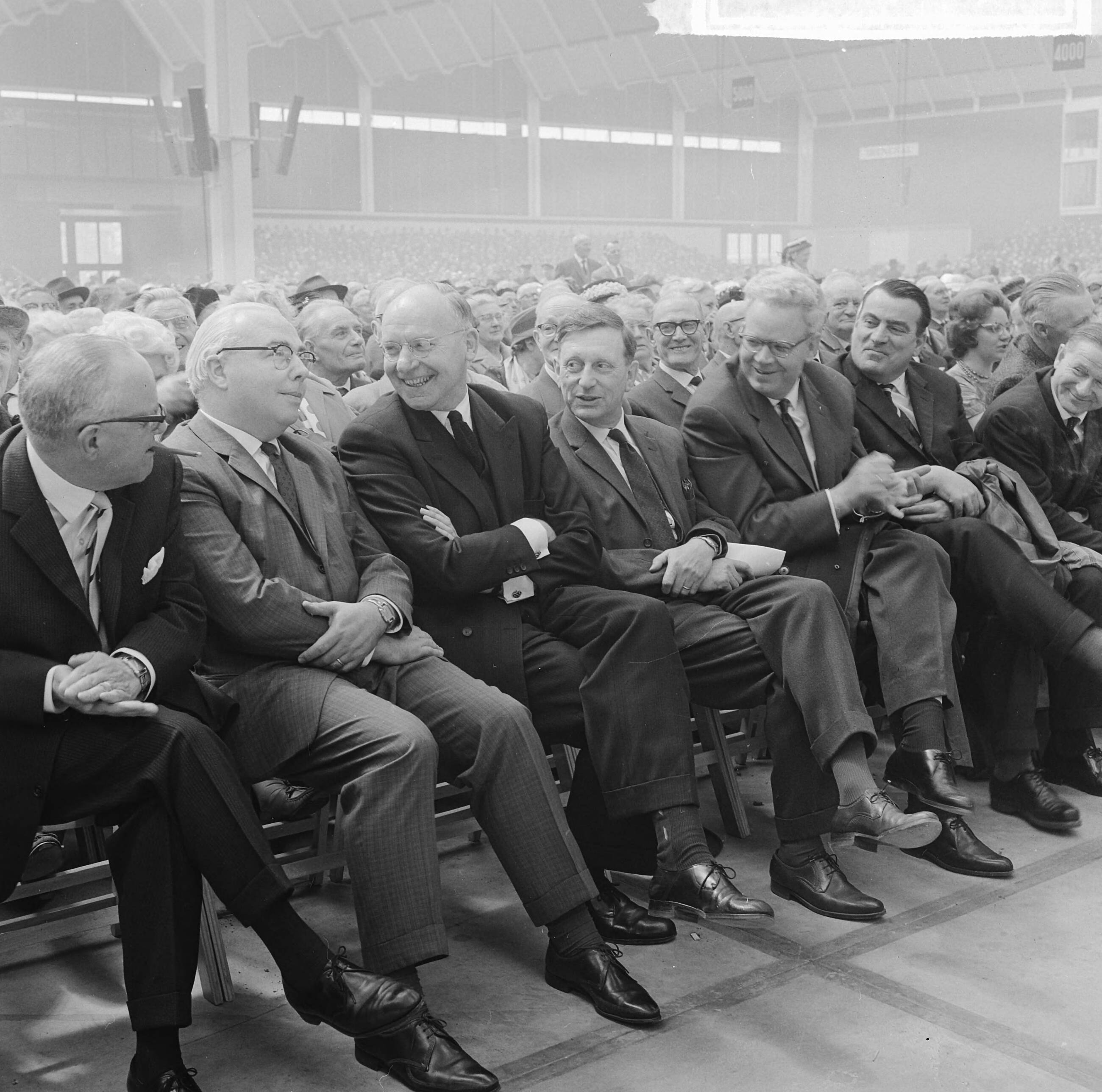 Fotocollectie Anefo — 20.000 bejaarden demonstreren voor meer AOW in Irenehal te Utrecht, overzicht — Foto: Koch, Eric / Anefo. Licentie: Set B: Rechtenvrij / Publiek Domein. Bron: Nationaal Archief. http://hdl.handle.net/10648/aa685d8c-d0b4-102d-bcf8-003048976d84